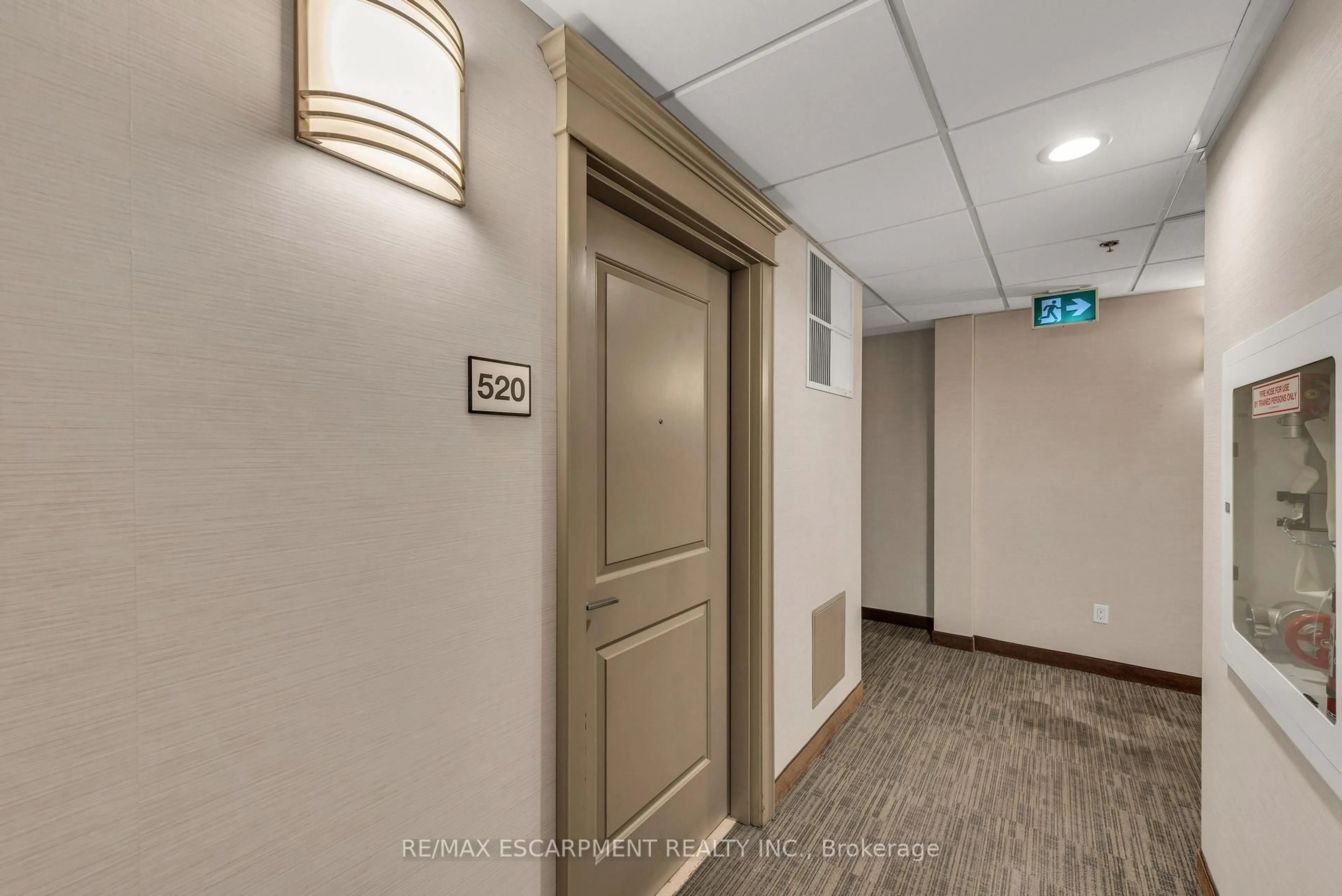 Indoor foyer for 2486 Old Bronte Rd #520, Oakville Ontario L6M 0Y4