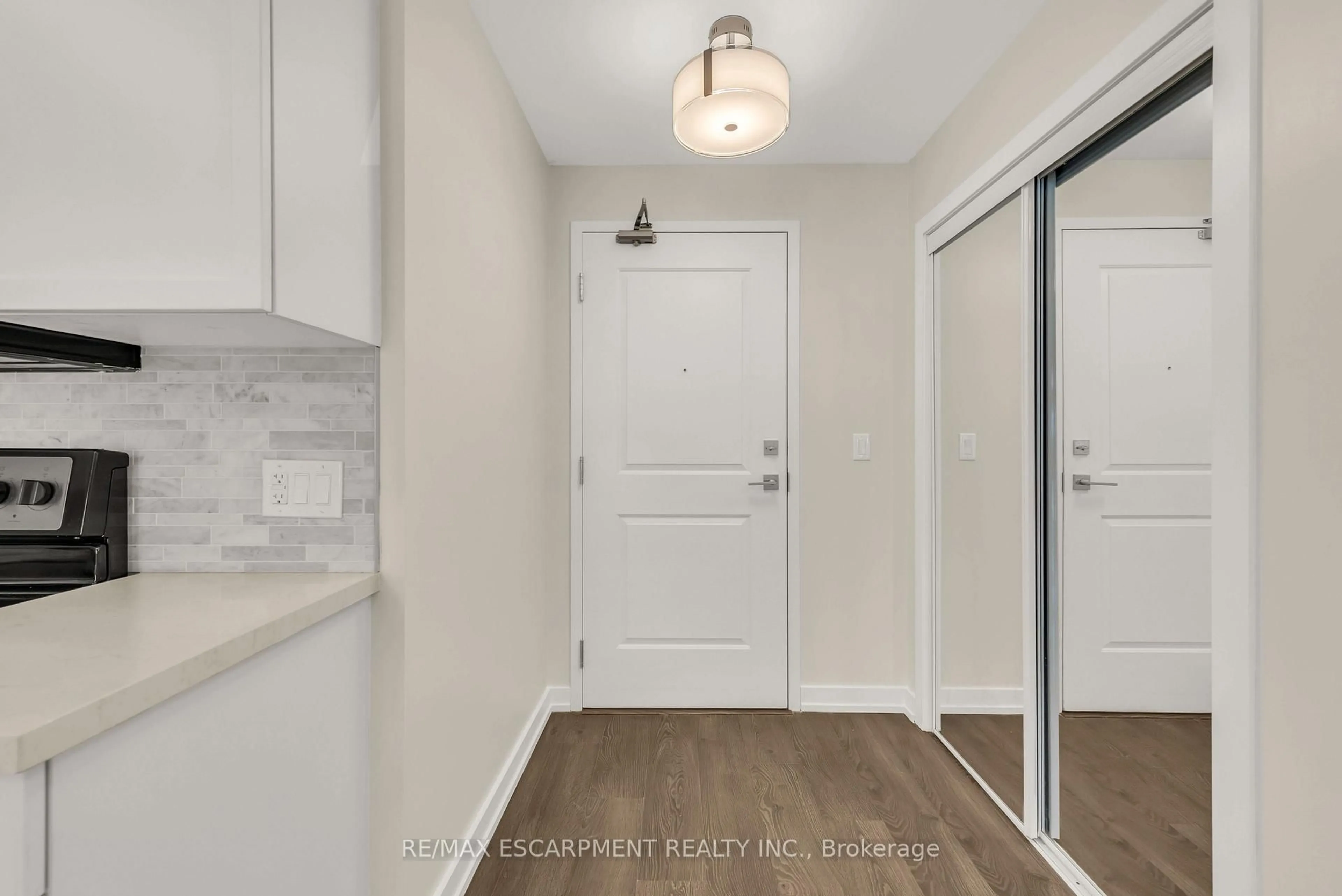 Indoor entryway for 2486 Old Bronte Rd #520, Oakville Ontario L6M 0Y4