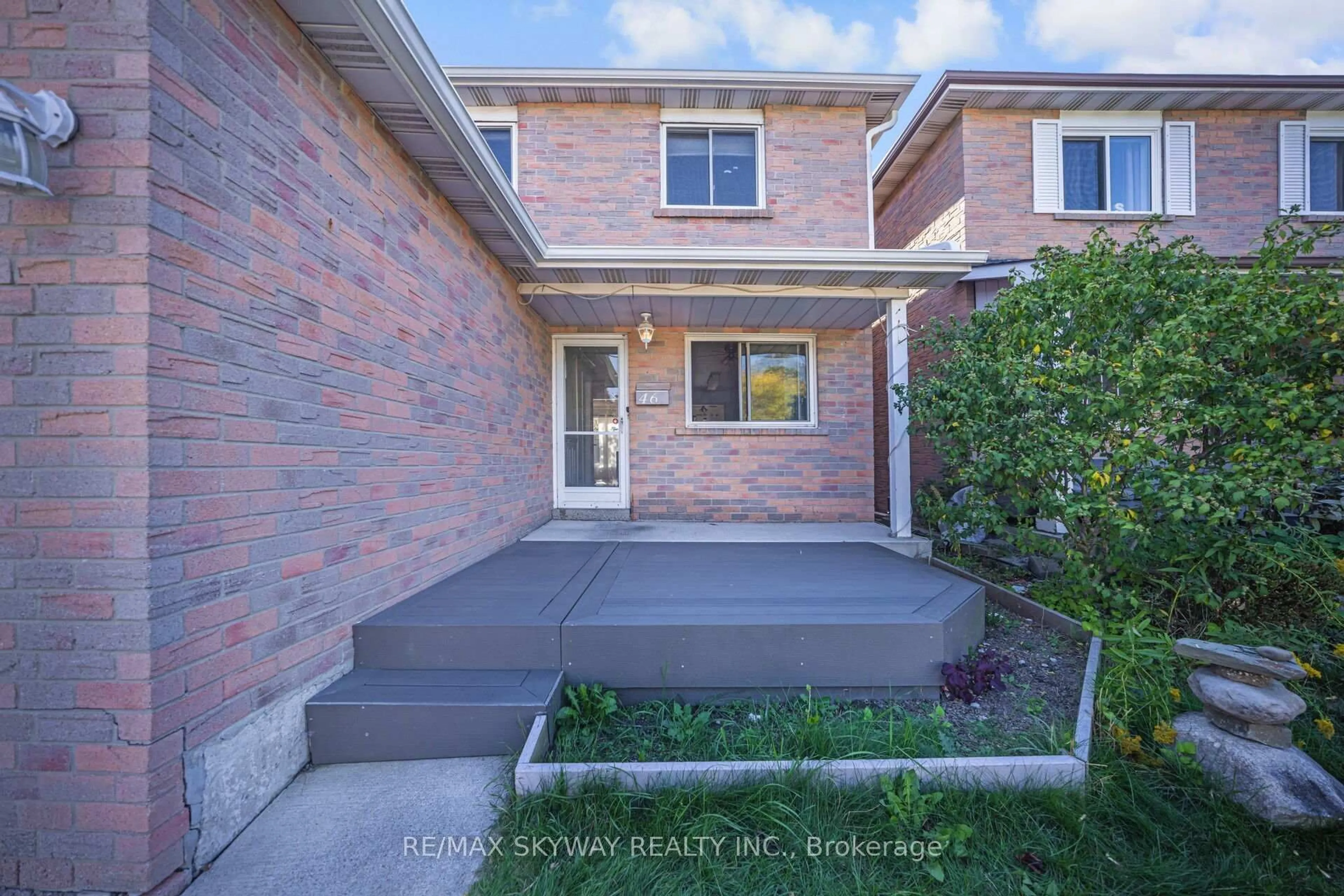 A pic from outside/outdoor area/front of a property/back of a property/a pic from drone, street for 46 Royal Palm Dr, Brampton Ontario L6Z 1P6