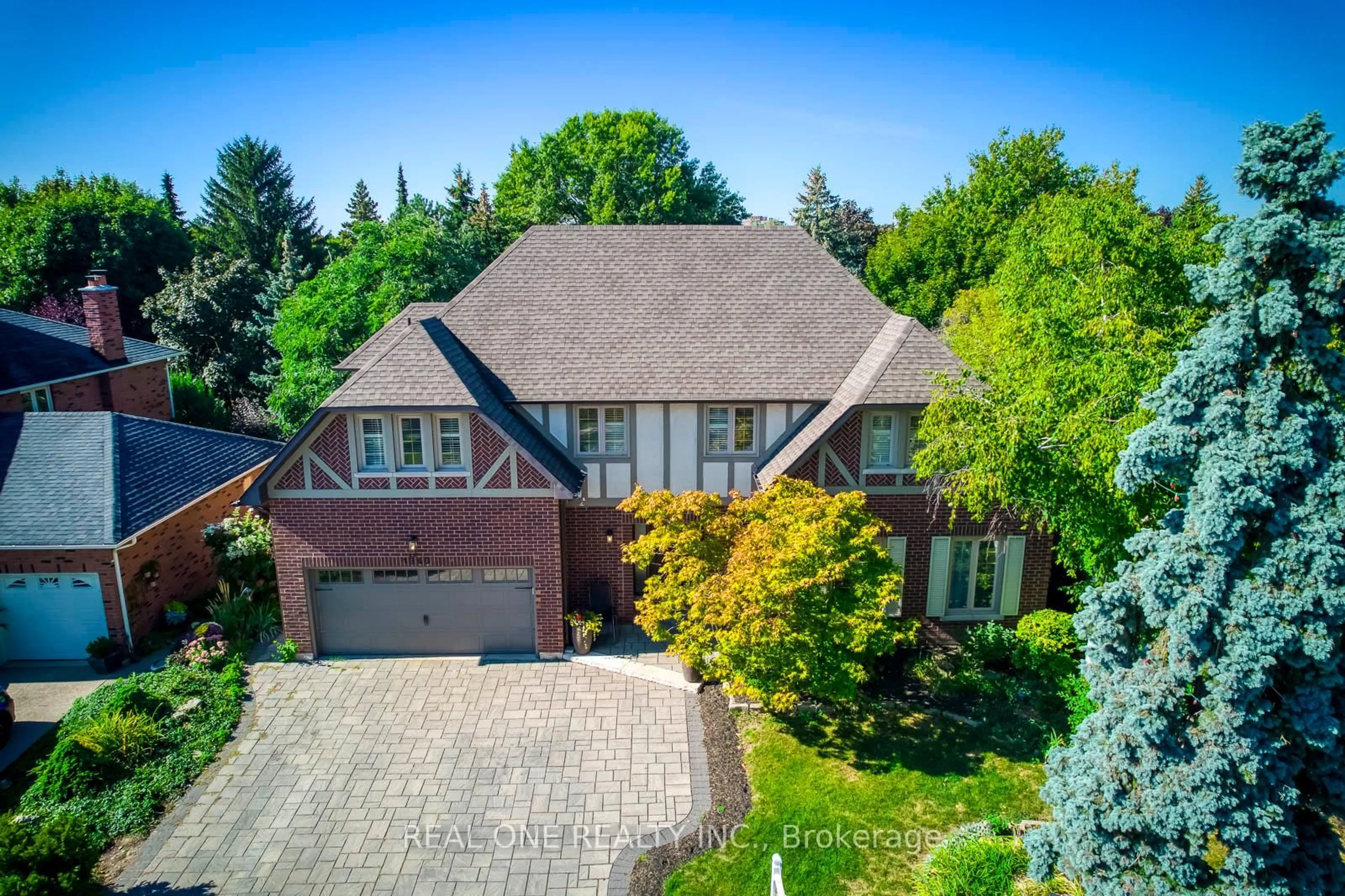 A pic from outside/outdoor area/front of a property/back of a property/a pic from drone, street for 1340 Greeneagle Dr, Oakville Ontario L6M 2M9