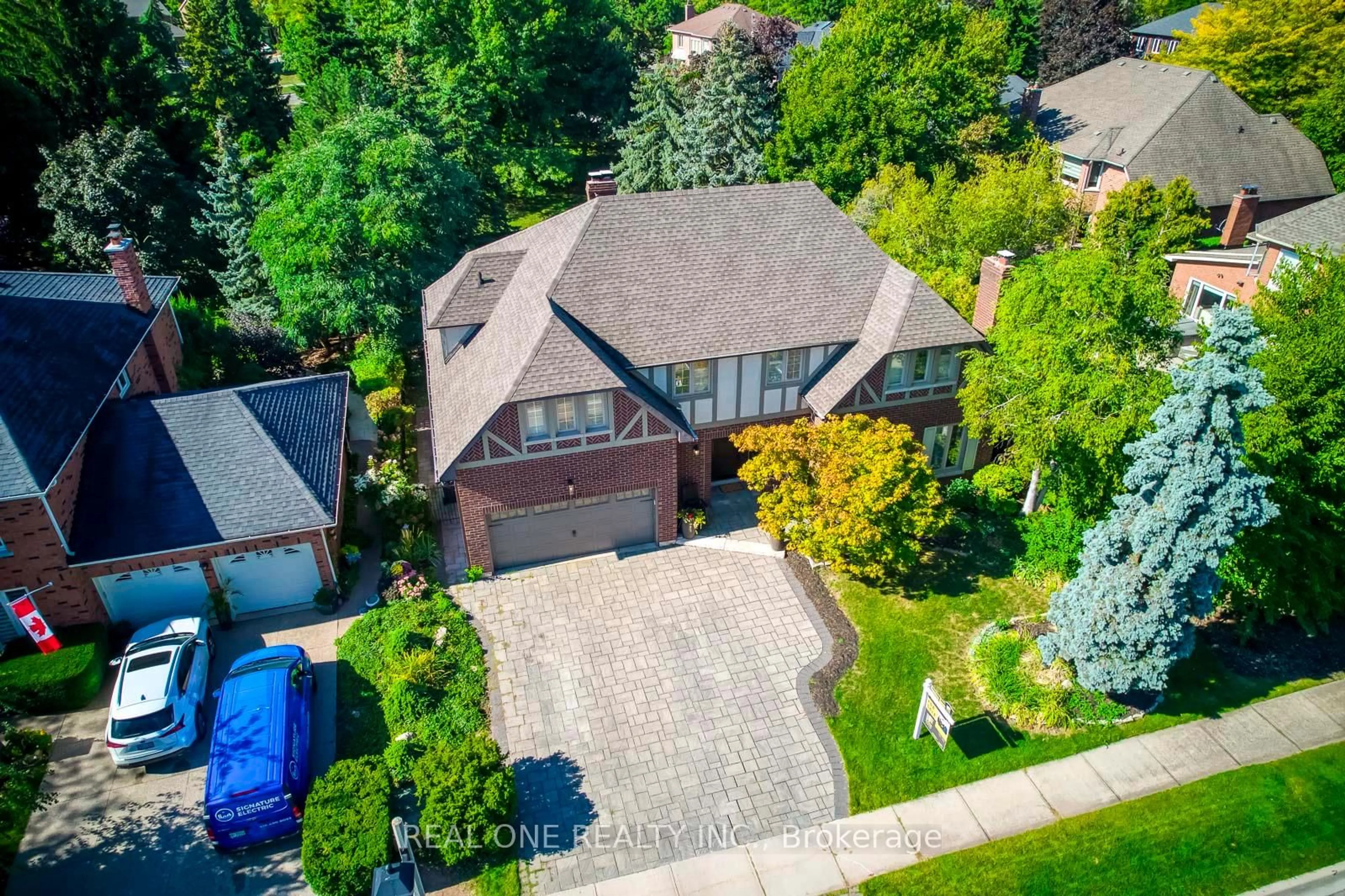 A pic from outside/outdoor area/front of a property/back of a property/a pic from drone, street for 1340 Greeneagle Dr, Oakville Ontario L6M 2M9