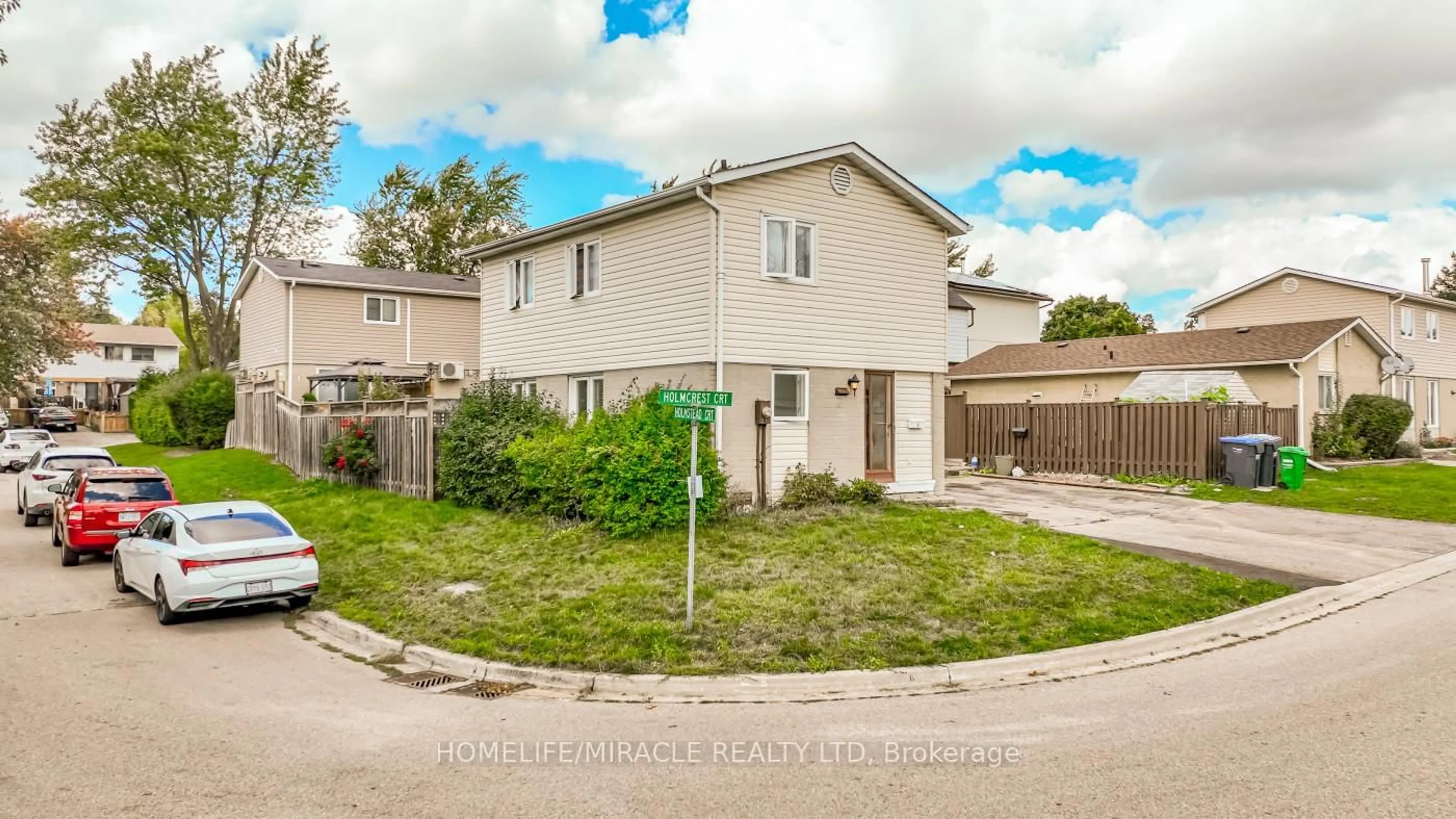 A pic from outside/outdoor area/front of a property/back of a property/a pic from drone, street for 5 Holmcrest Crt, Brampton Ontario L6S 1R6
