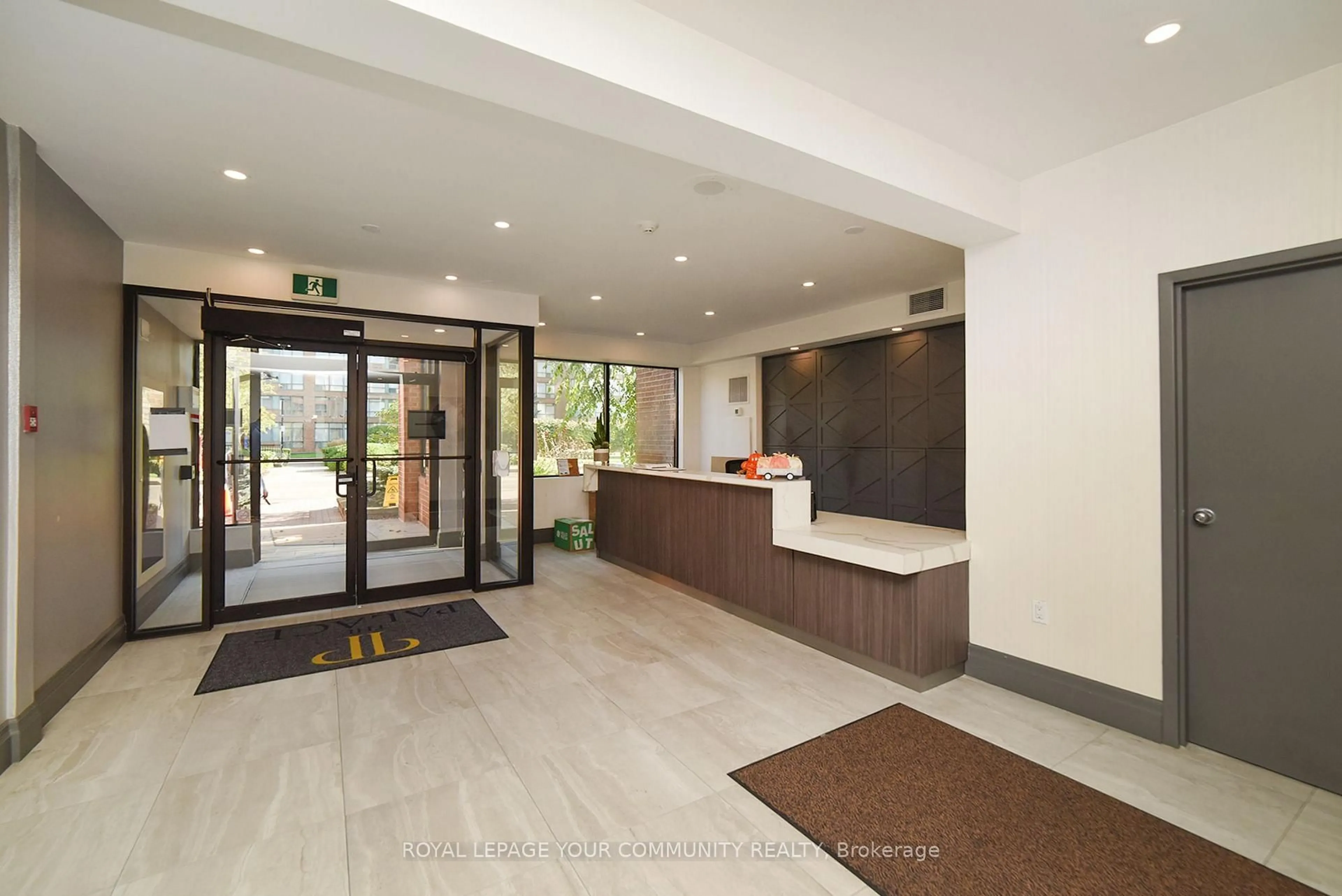 Indoor foyer for 1270 Maple Crossing Blvd #1507, Burlington Ontario L7S 2J3