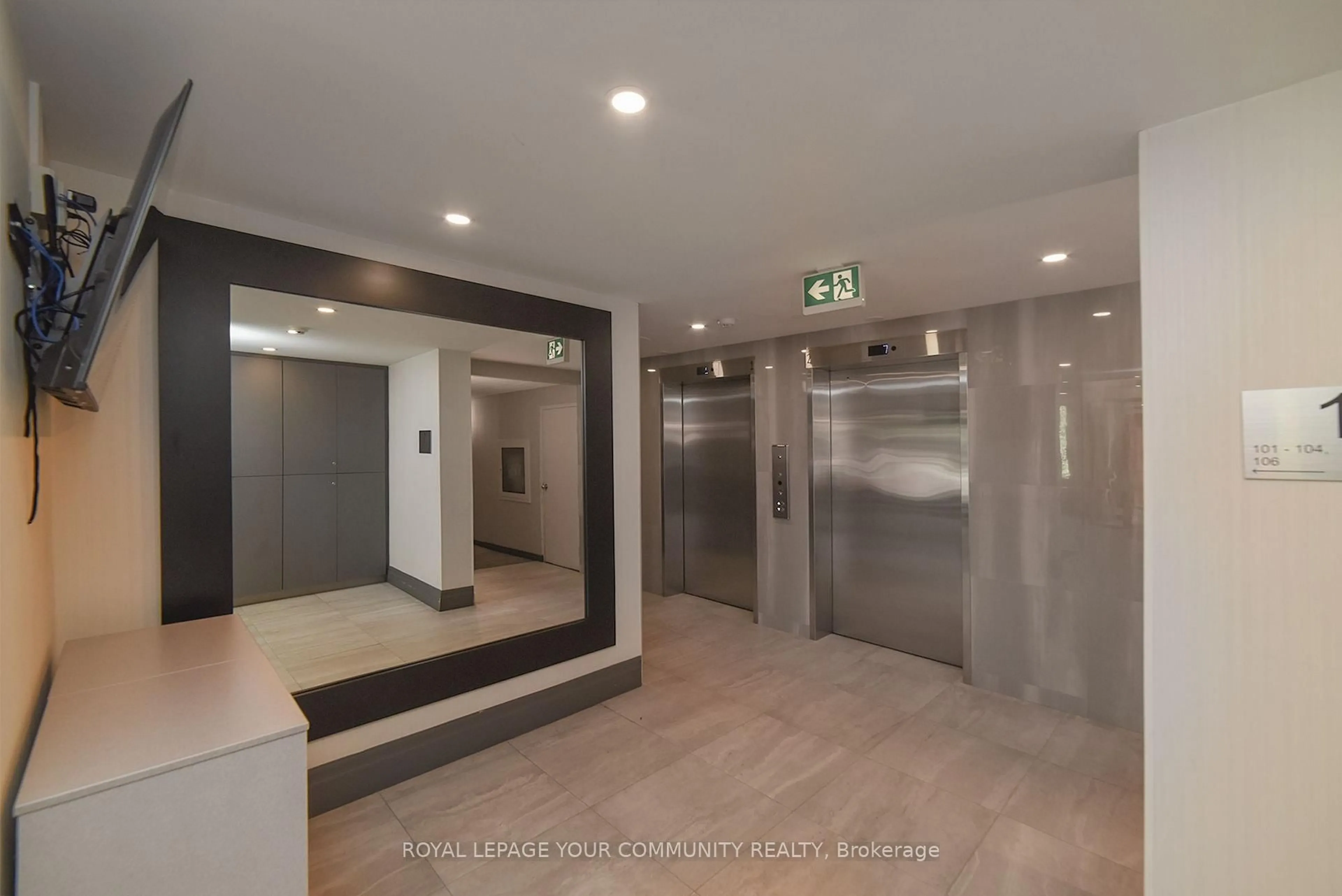 Indoor foyer for 1270 Maple Crossing Blvd #1507, Burlington Ontario L7S 2J3