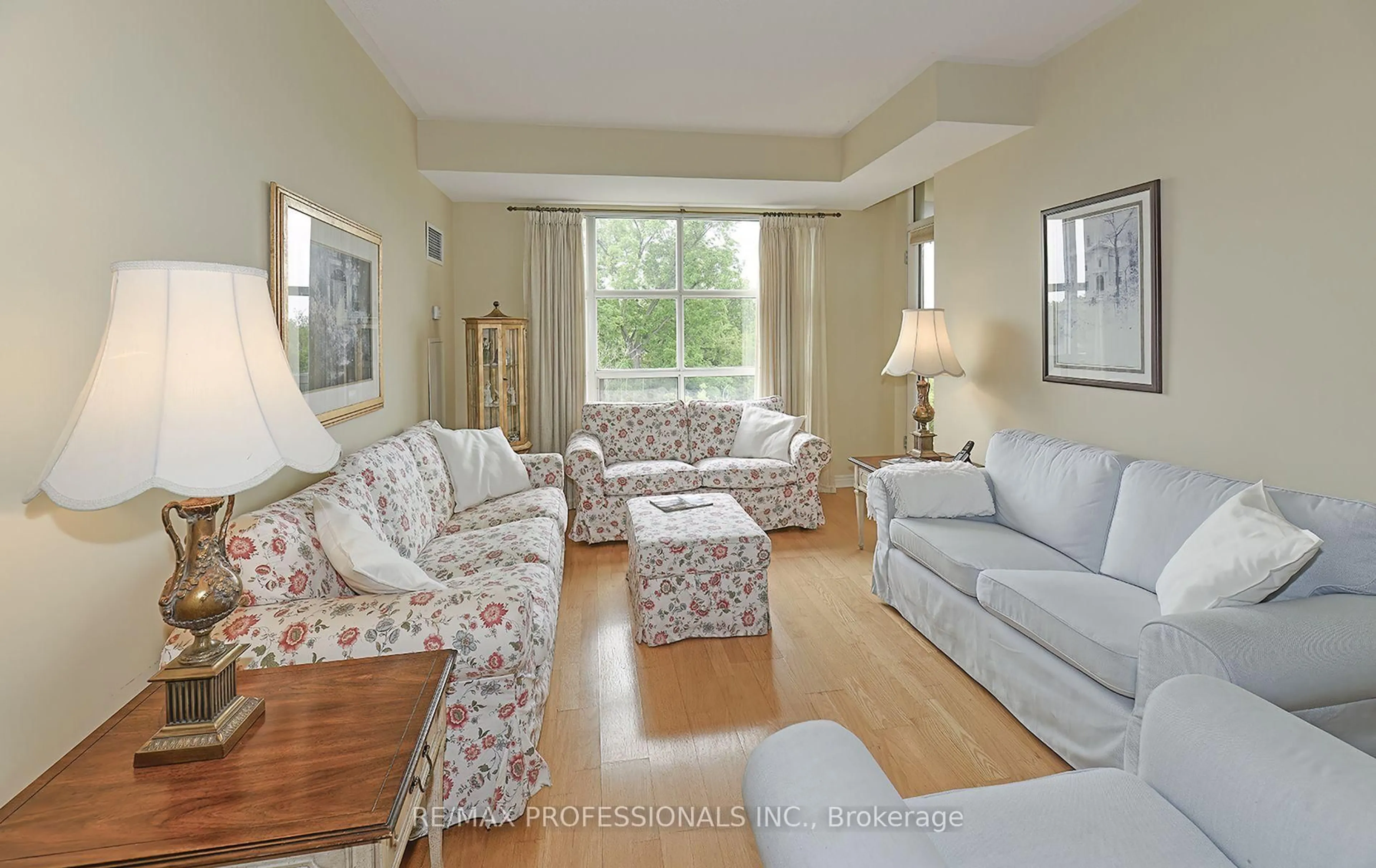 Living room with furniture, unknown for 3085 Bloor St #504, Toronto Ontario M8X 1C9