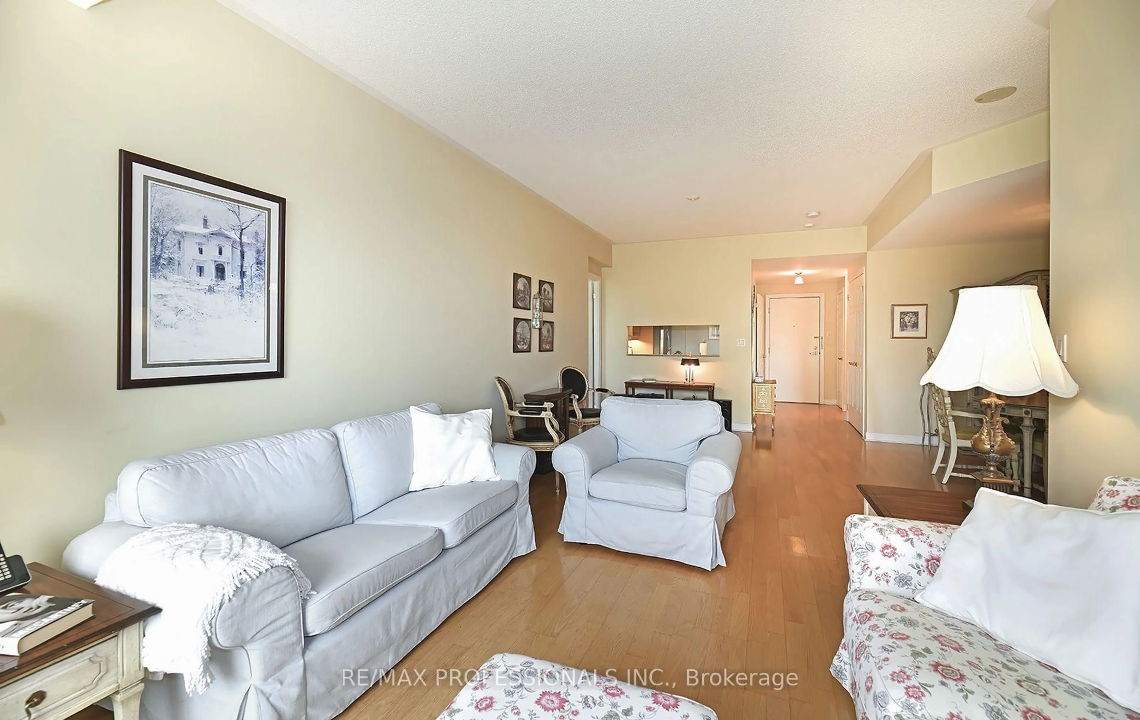 Living room with furniture, unknown for 3085 Bloor St #504, Toronto Ontario M8X 1C9