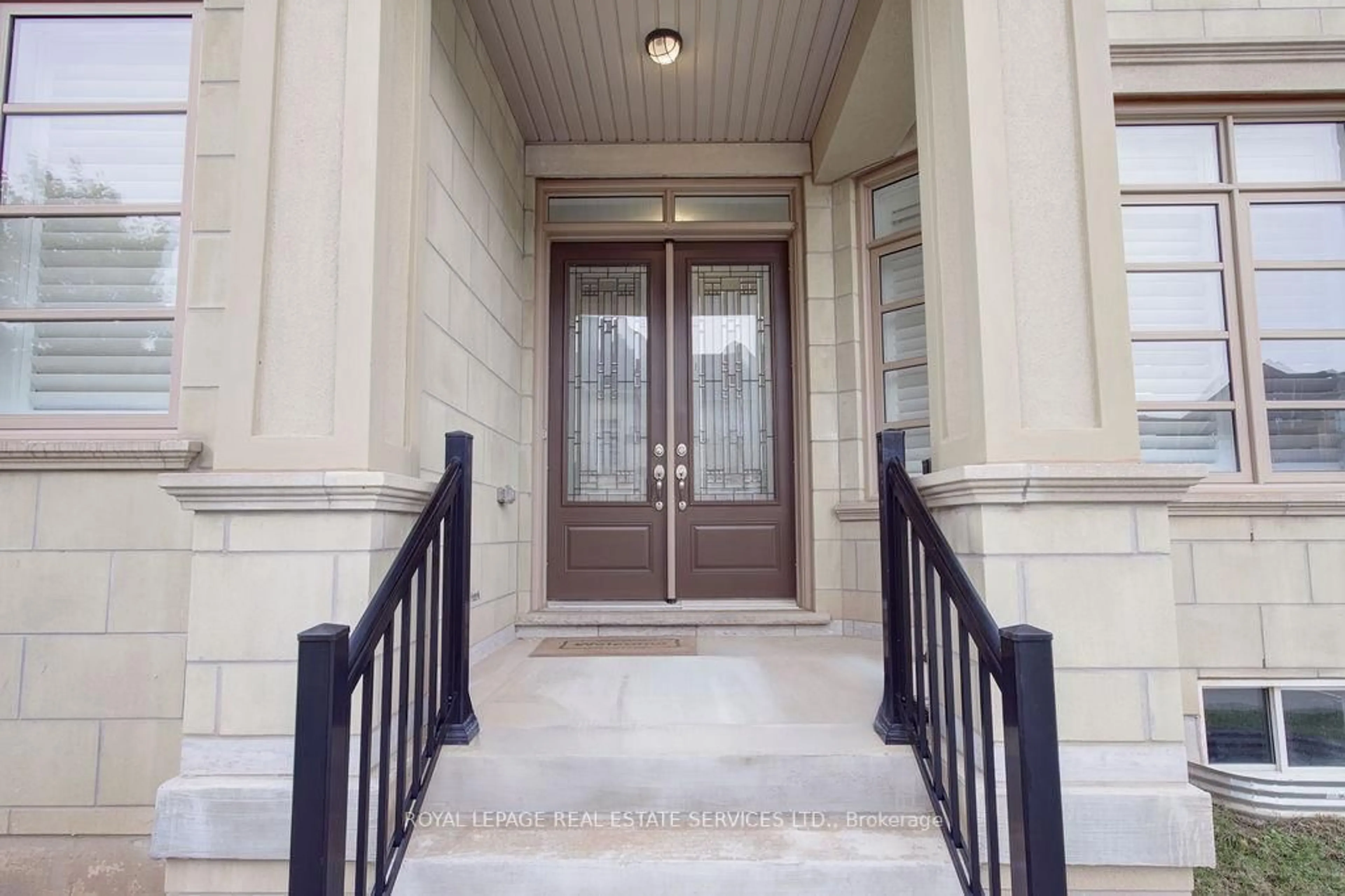 Indoor foyer for 134 Zachary Cres, Oakville Ontario L6H 0V5