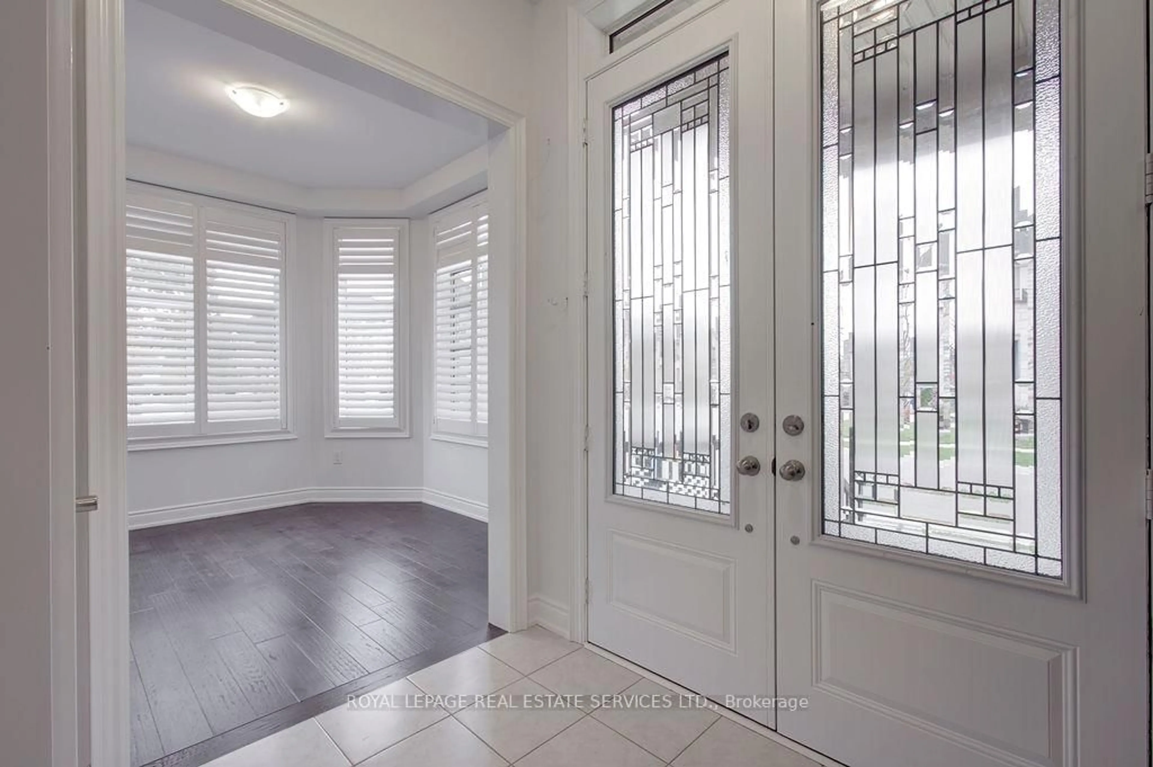 Indoor entryway for 134 Zachary Cres, Oakville Ontario L6H 0V5