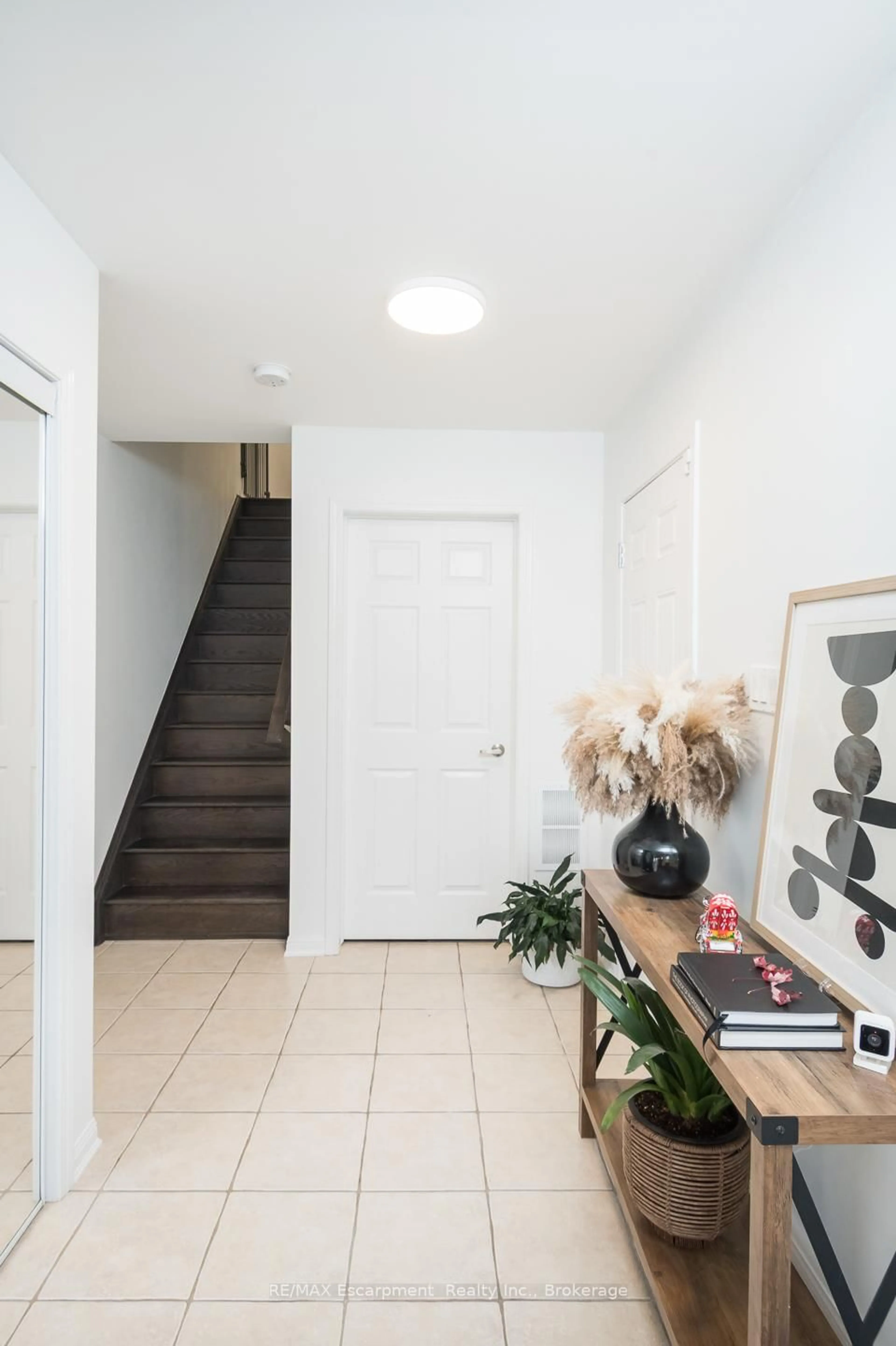 Indoor entryway for 503 Cavanagh Lane, Milton Ontario L9T 8G3