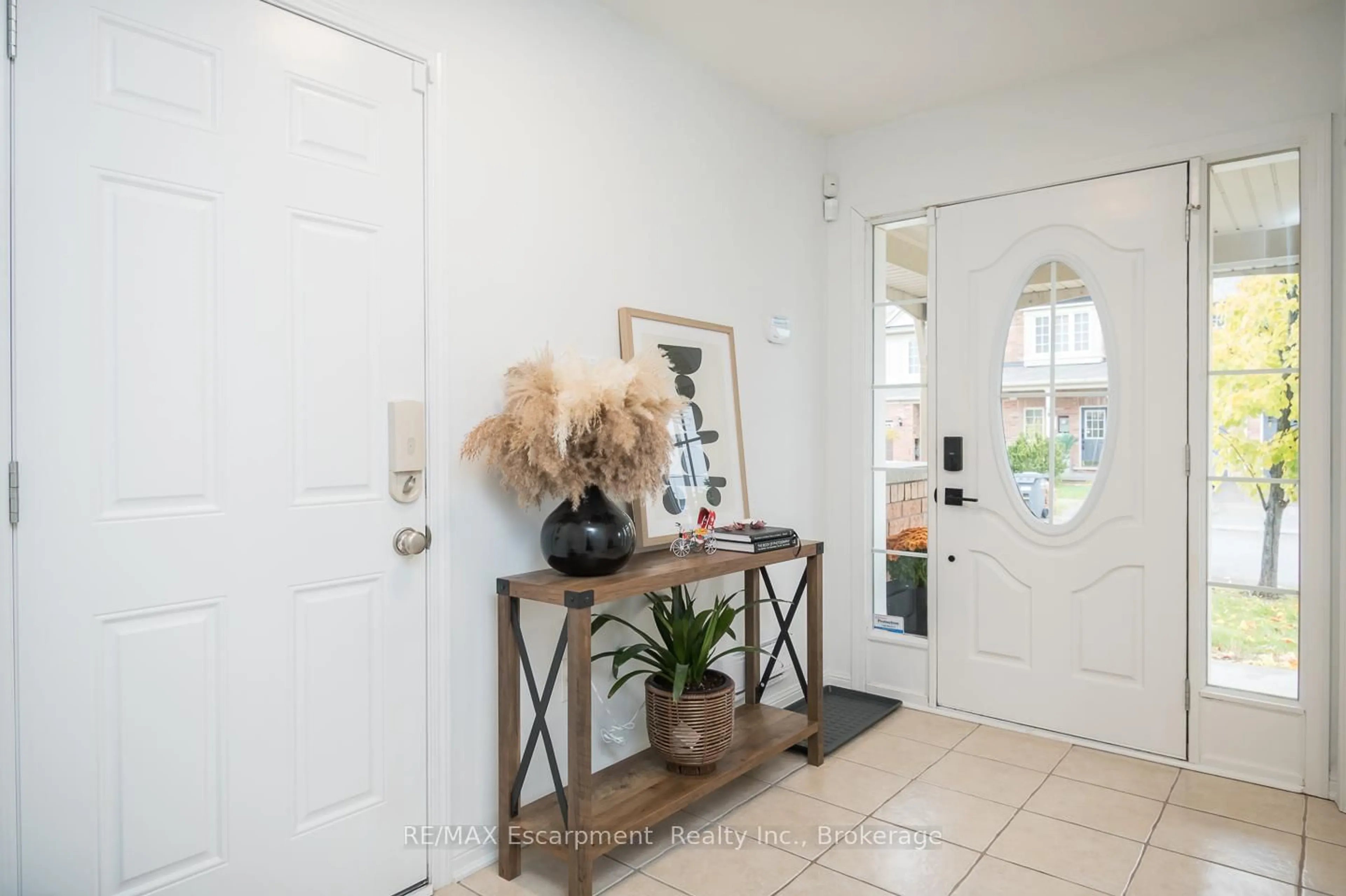 Indoor entryway for 503 Cavanagh Lane, Milton Ontario L9T 8G3