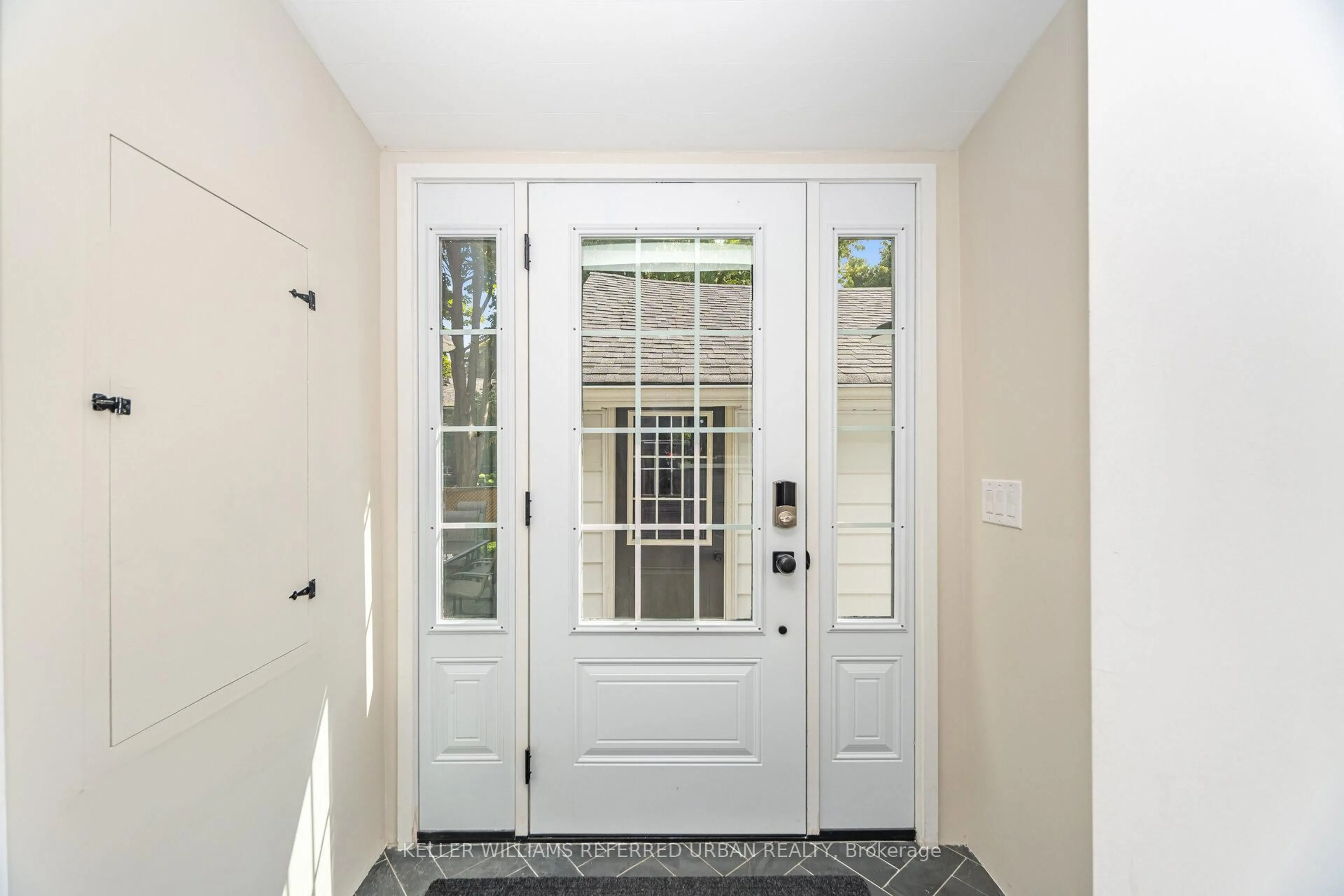 Indoor entryway for 7067 Old Mill Lane, Mississauga Ontario L5W 1A1