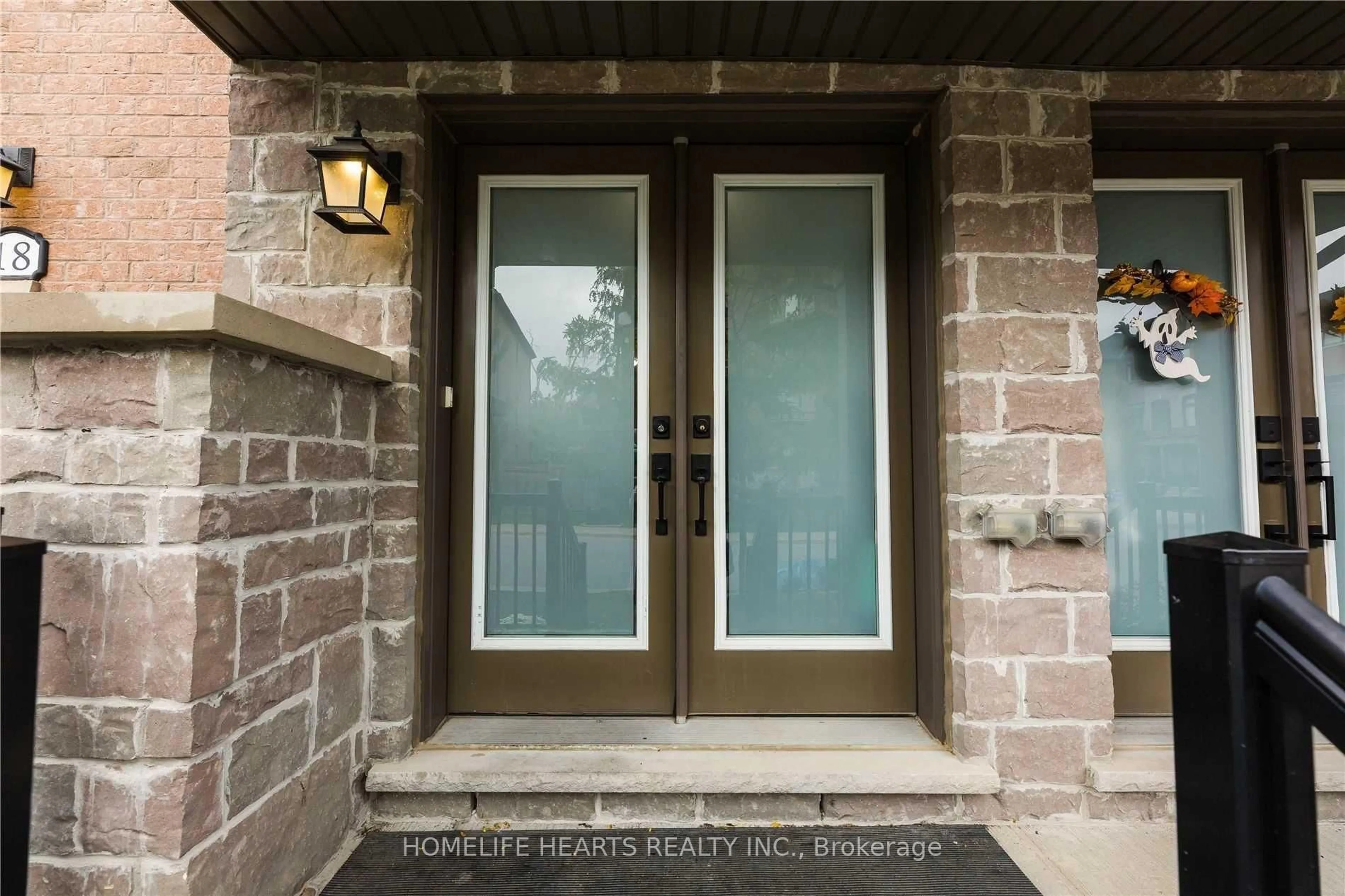 Indoor entryway for 18 Whitehorn Lane, Halton Hills Ontario L7G 0K1