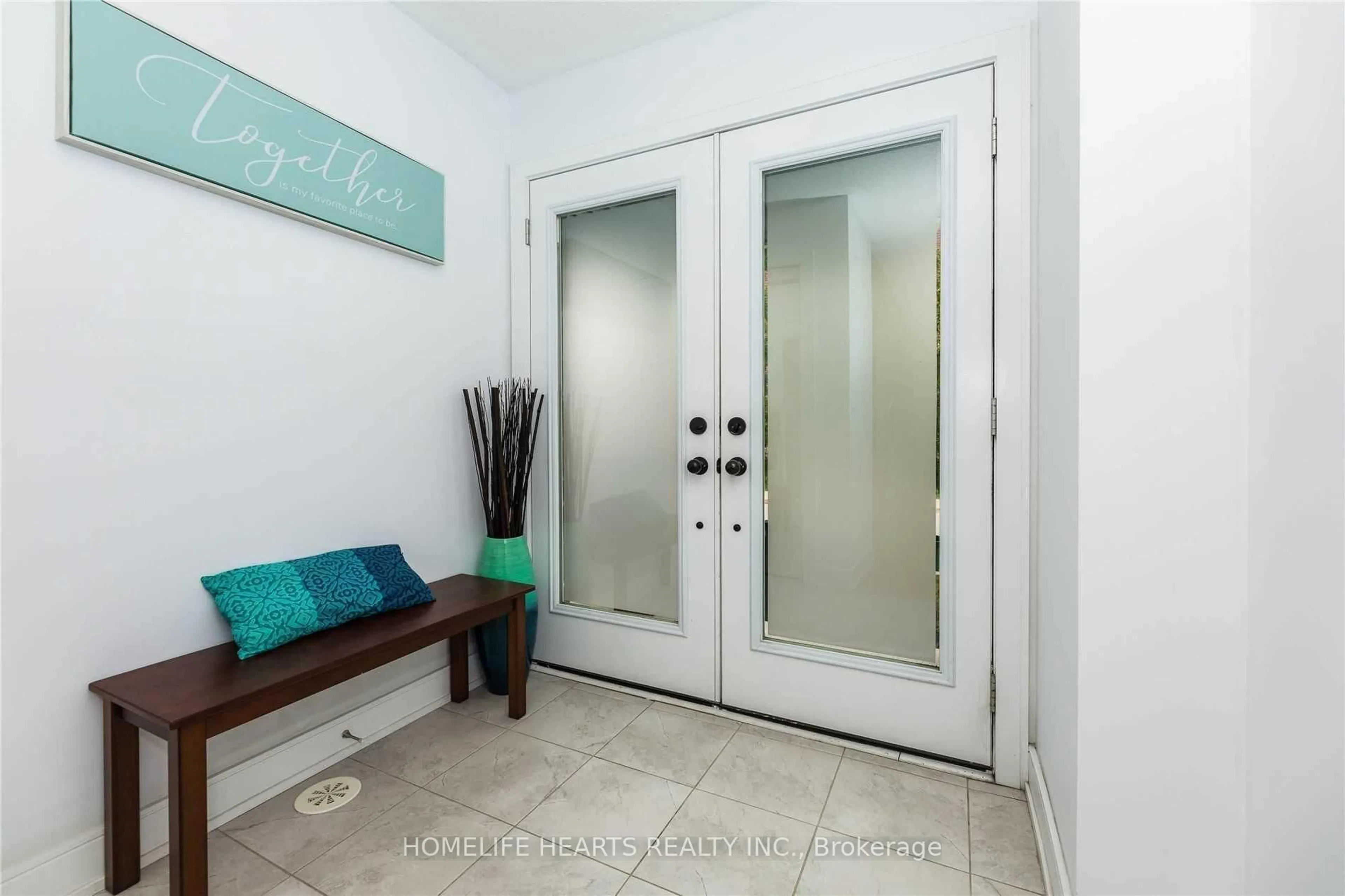 Indoor entryway for 18 Whitehorn Lane, Halton Hills Ontario L7G 0K1