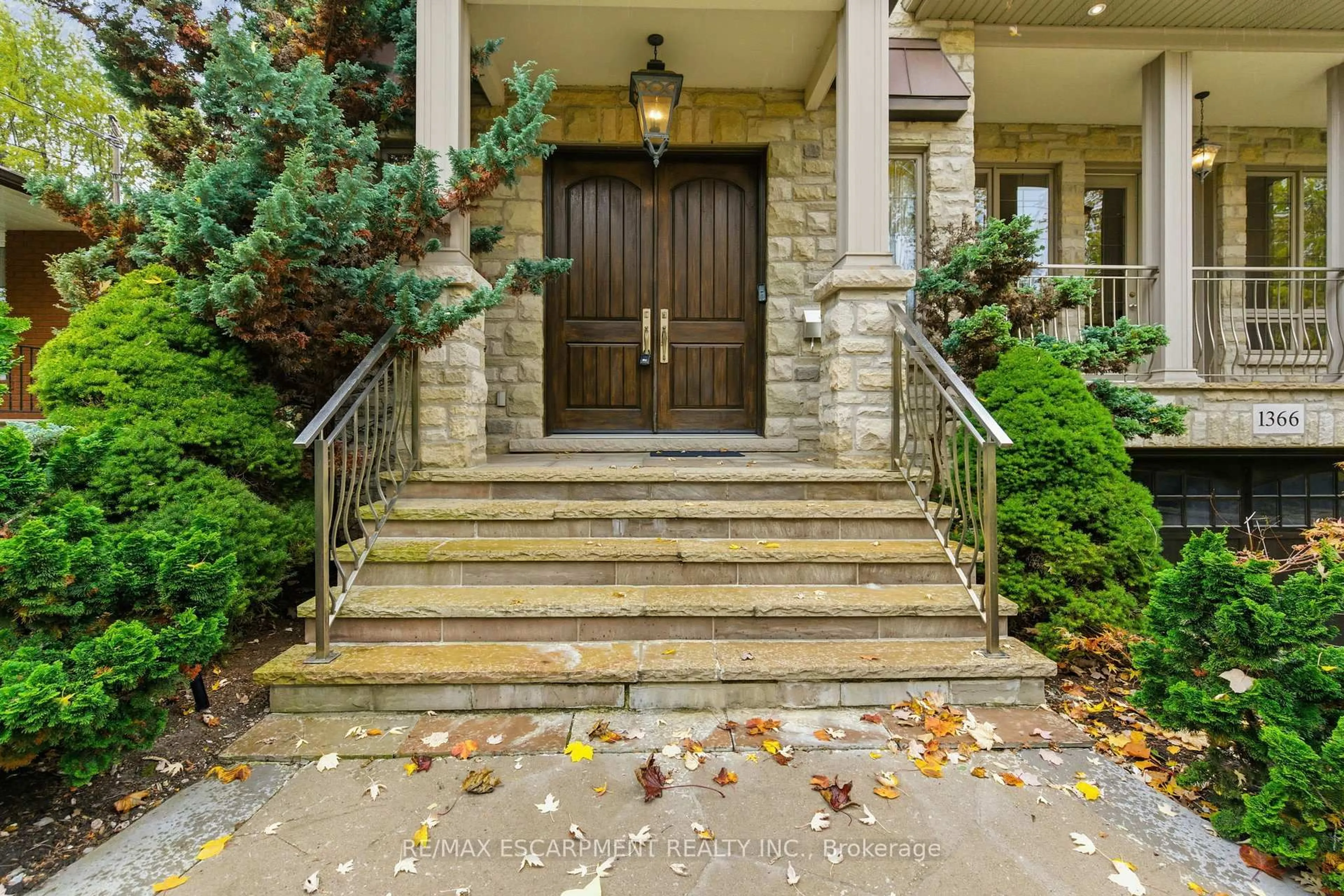 Indoor entryway for 1366 Wilson Ave, Mississauga Ontario L5G 3K2