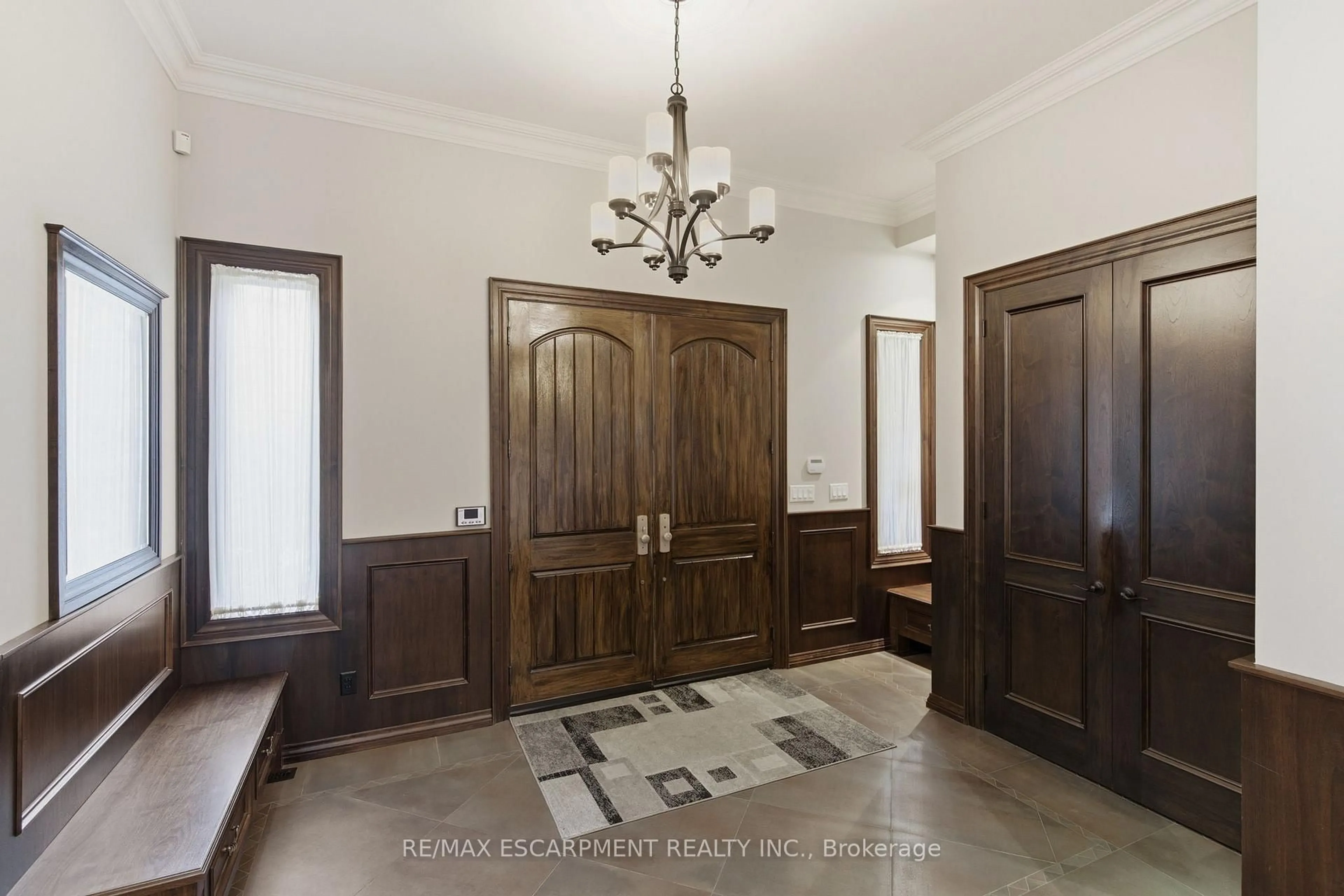 Indoor entryway for 1366 Wilson Ave, Mississauga Ontario L5G 3K2