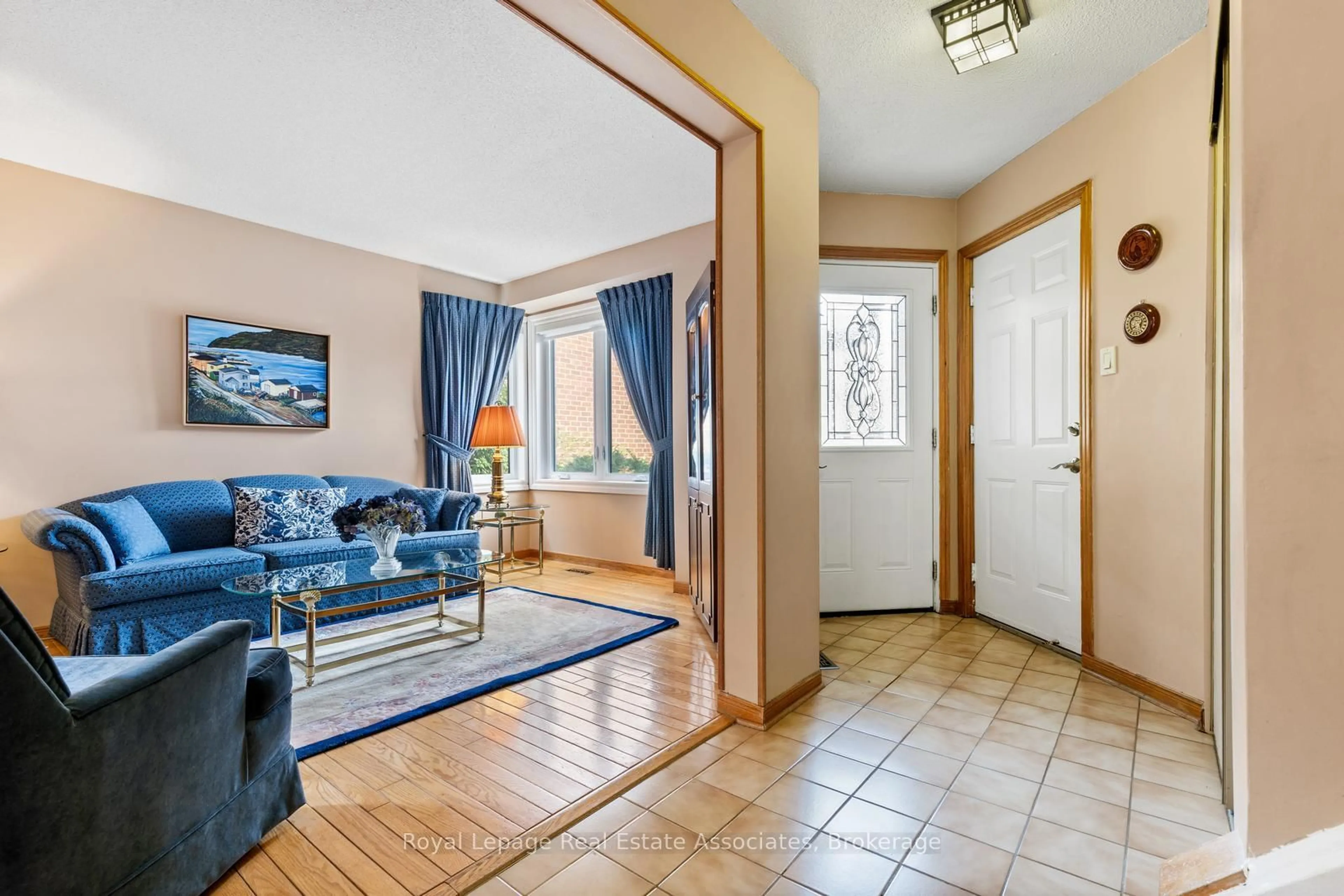 Indoor foyer for 449 Mallorytown Ave, Mississauga Ontario L4Z 2M8
