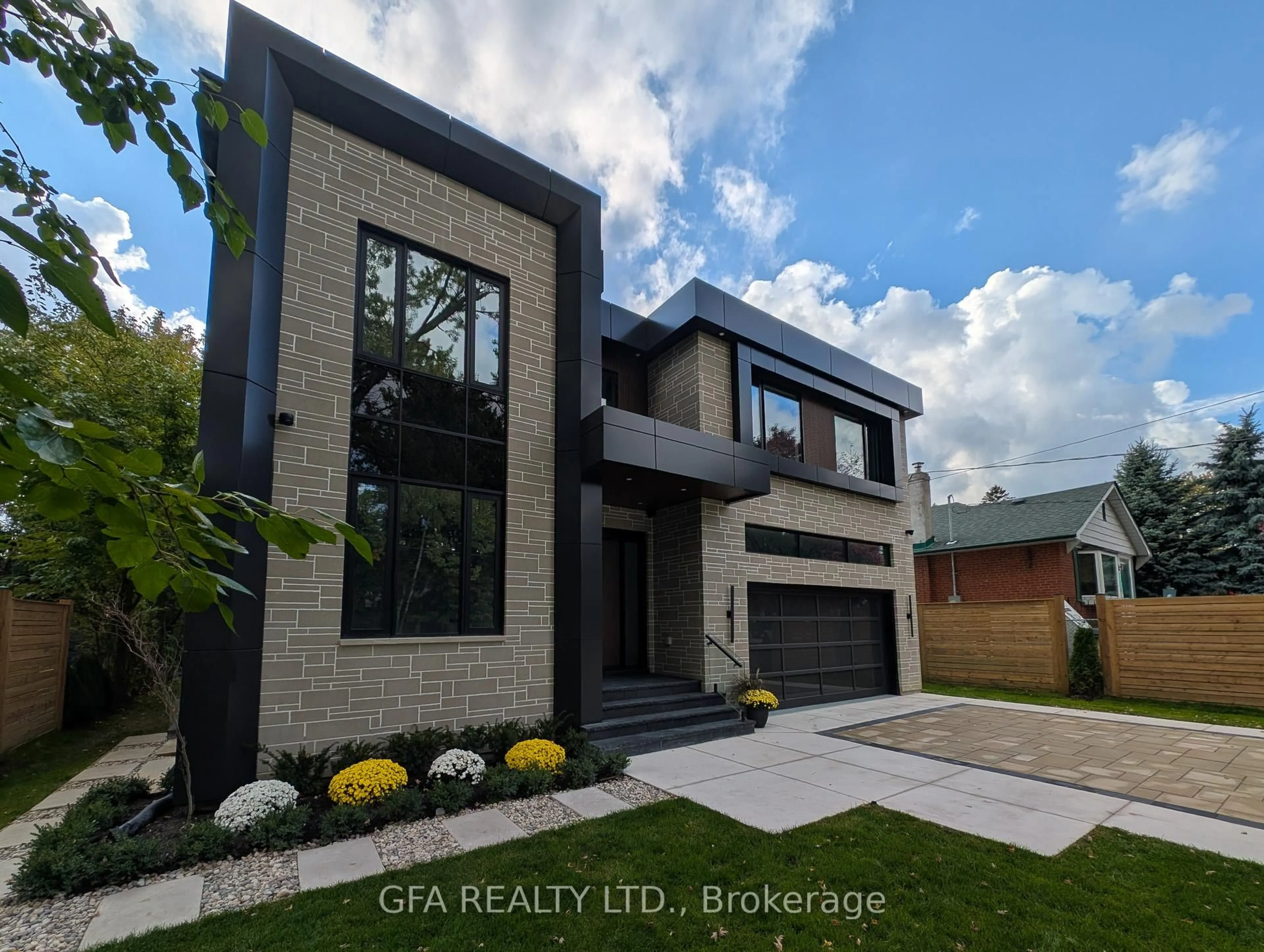 Home with brick exterior material, street for 1526 Garnet Ave, Mississauga Ontario L5G 4C8