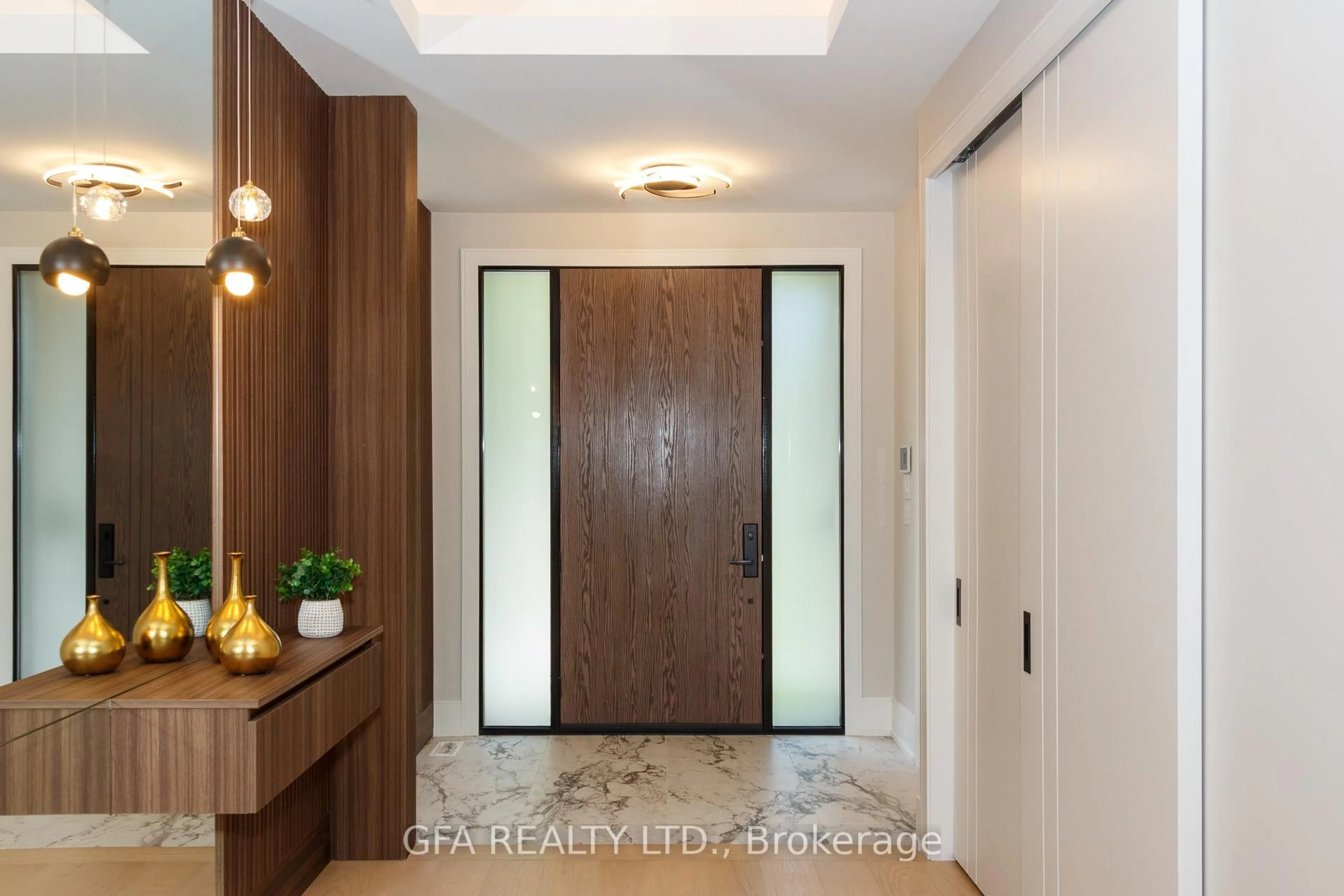 Indoor entryway for 1526 Garnet Ave, Mississauga Ontario L5G 4C8