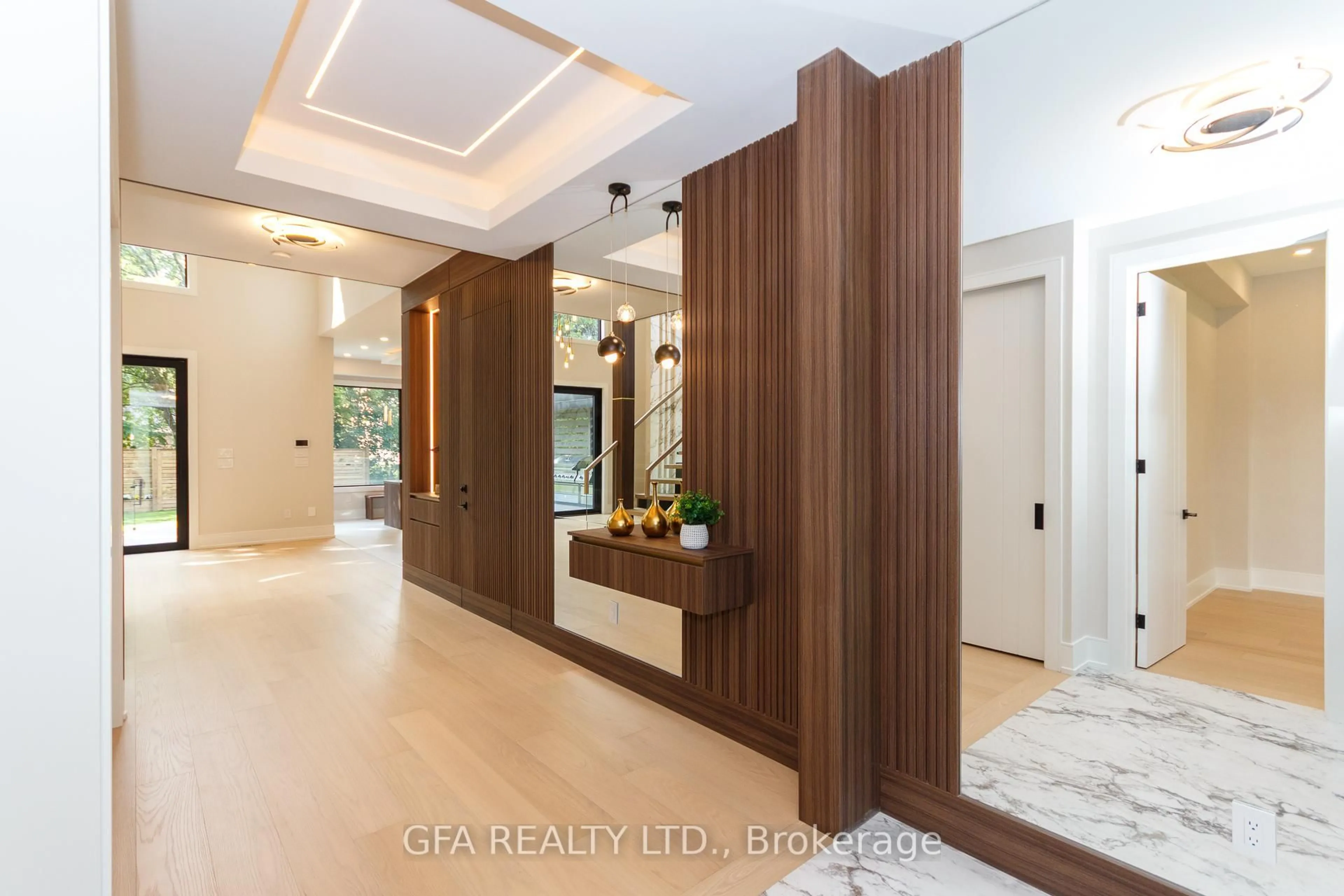 Indoor entryway for 1526 Garnet Ave, Mississauga Ontario L5G 4C8