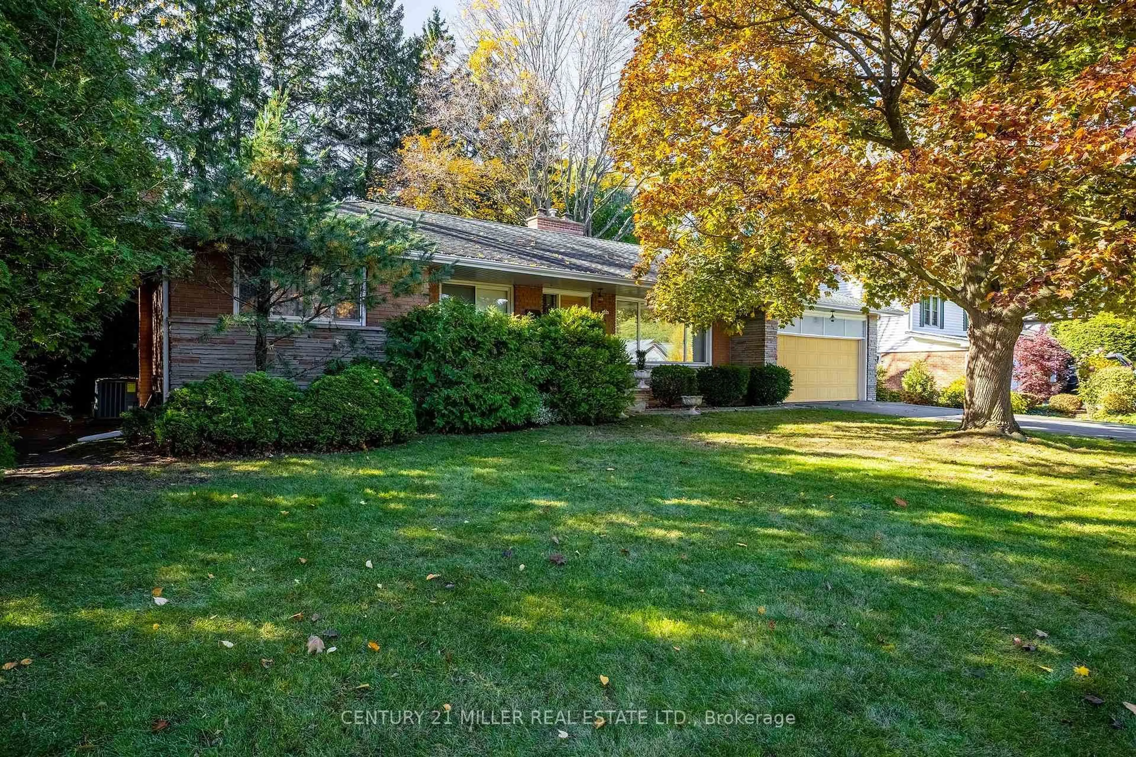 A pic from outside/outdoor area/front of a property/back of a property/a pic from drone, street for 144 Talbot Dr, Oakville Ontario L6L 4C5