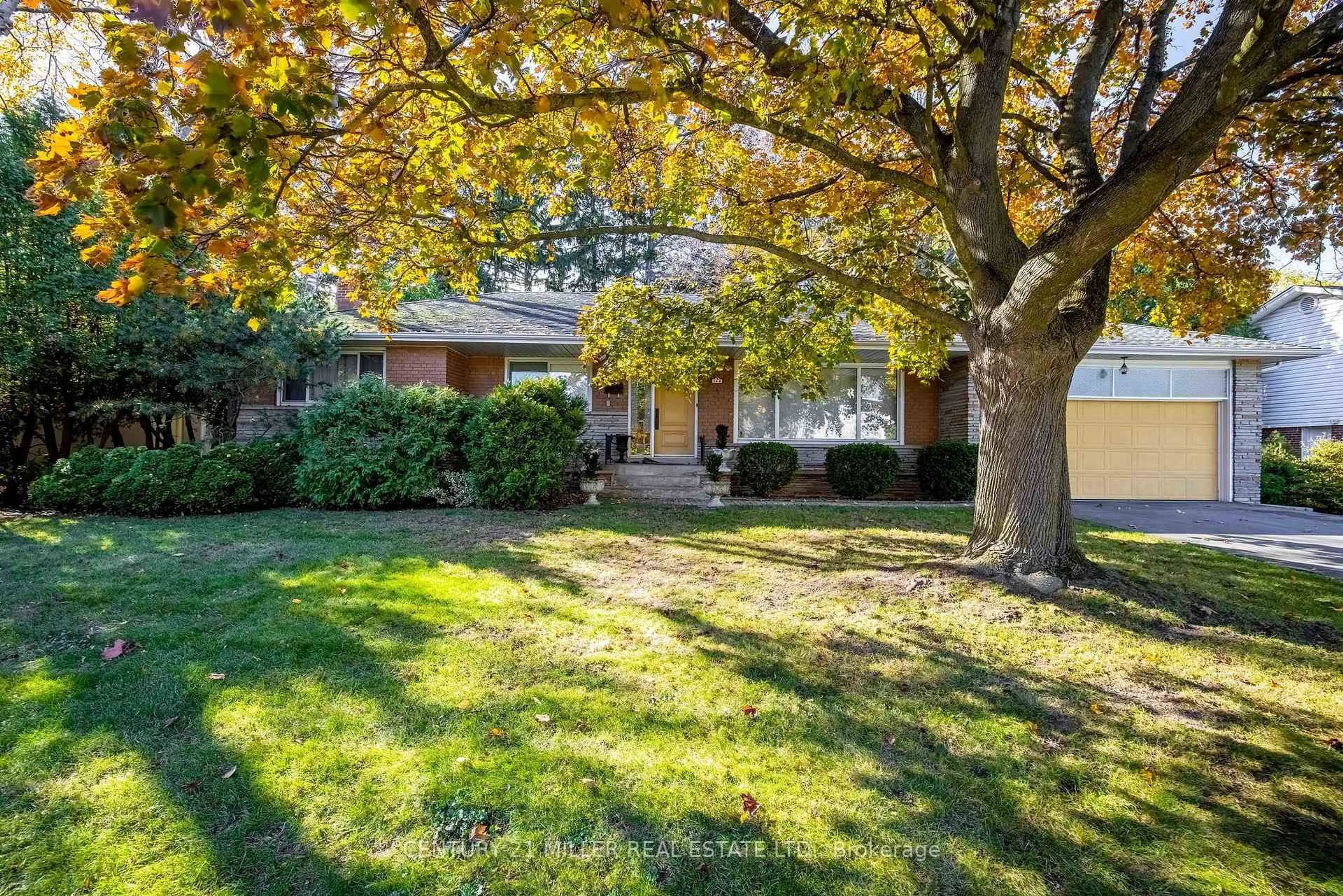 A pic from outside/outdoor area/front of a property/back of a property/a pic from drone, street for 144 Talbot Dr, Oakville Ontario L6L 4C5