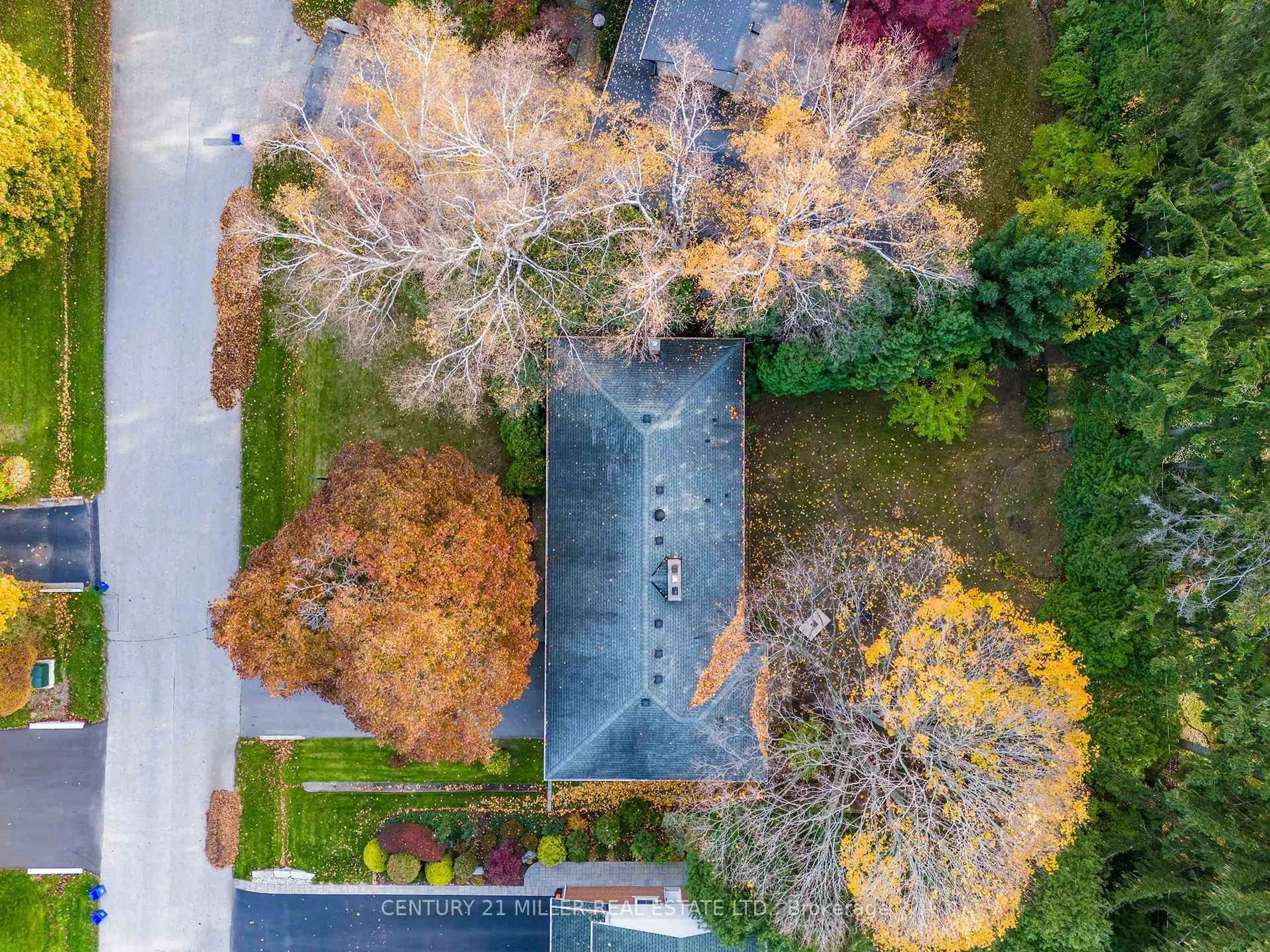 A pic from outside/outdoor area/front of a property/back of a property/a pic from drone, street for 144 Talbot Dr, Oakville Ontario L6L 4C5