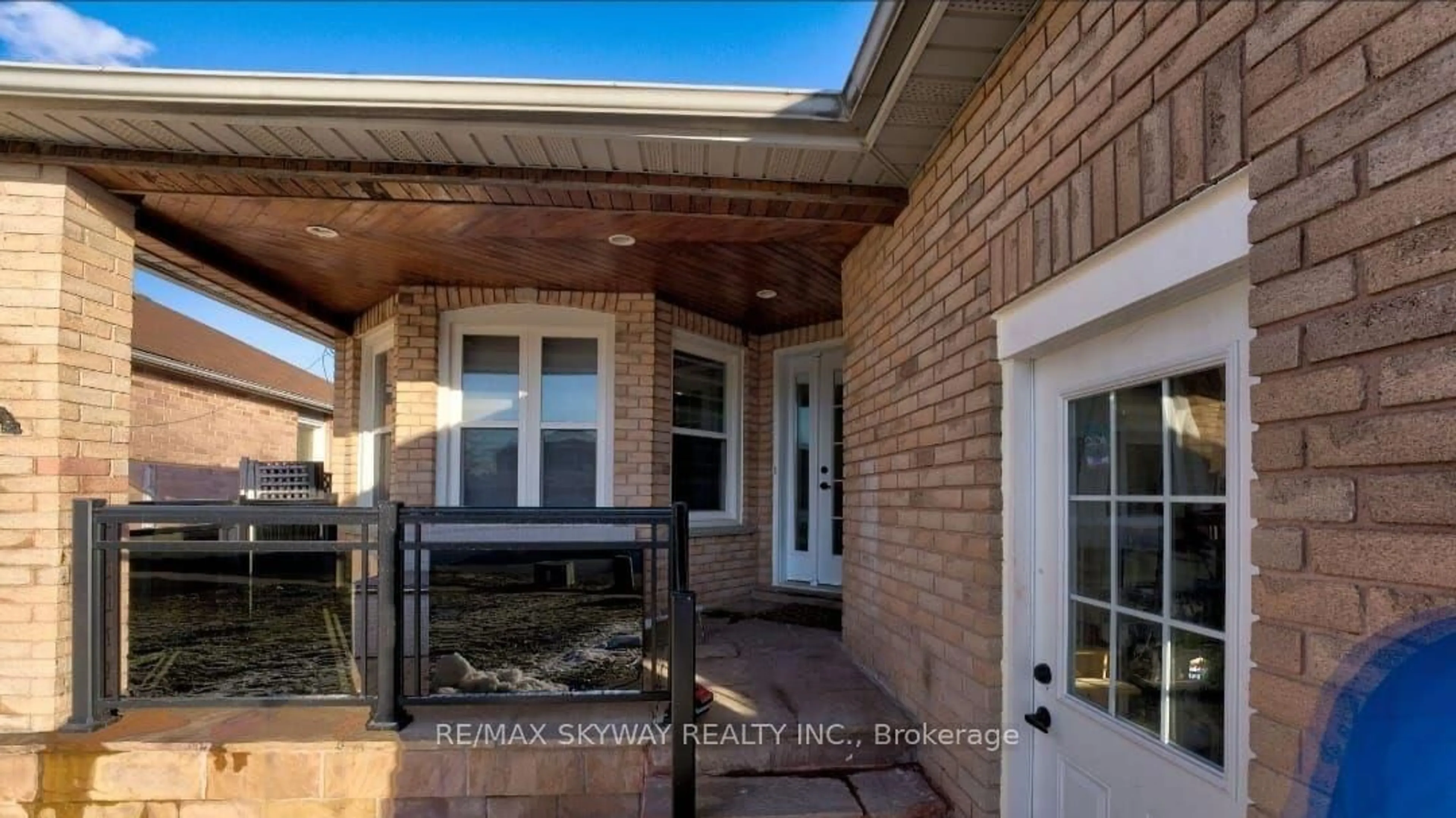 Indoor entryway for 104 Torrance Wood, Brampton Ontario L6Y 4L4