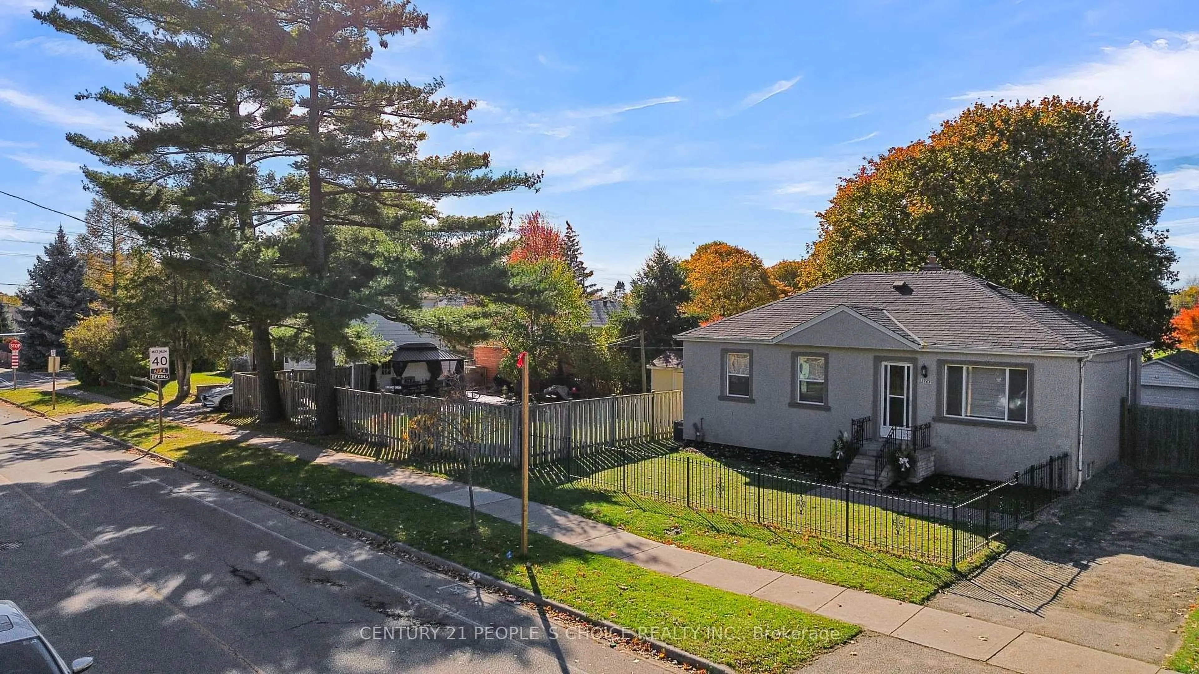 A pic from outside/outdoor area/front of a property/back of a property/a pic from drone, street for 1268 Northaven Dr, Mississauga Ontario L5G 4E7