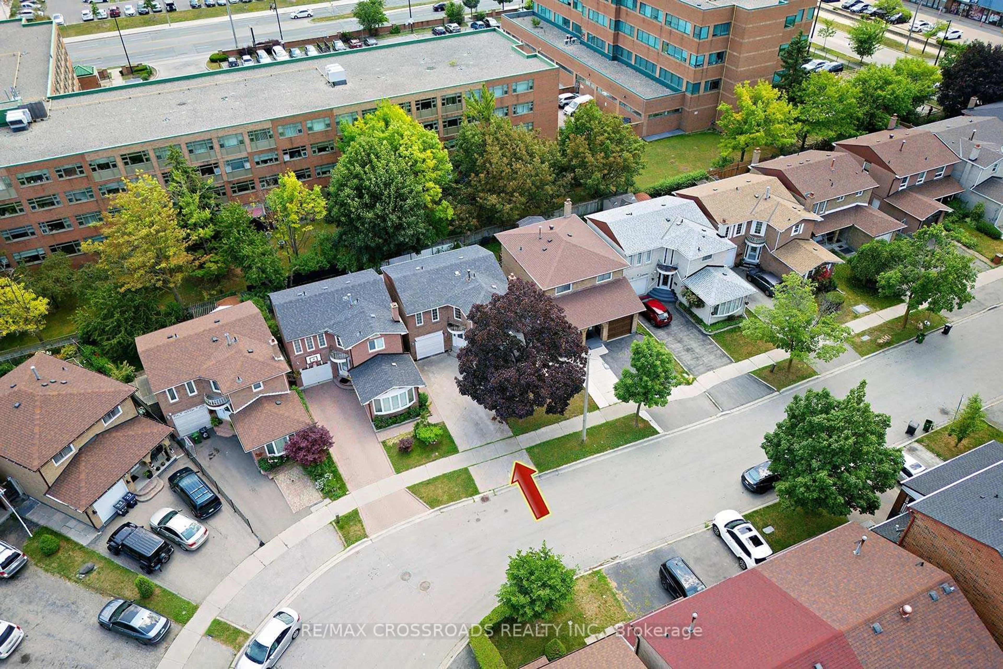 A pic from outside/outdoor area/front of a property/back of a property/a pic from drone, street for 17 Brownridge Cres, Toronto Ontario M9V 4M5
