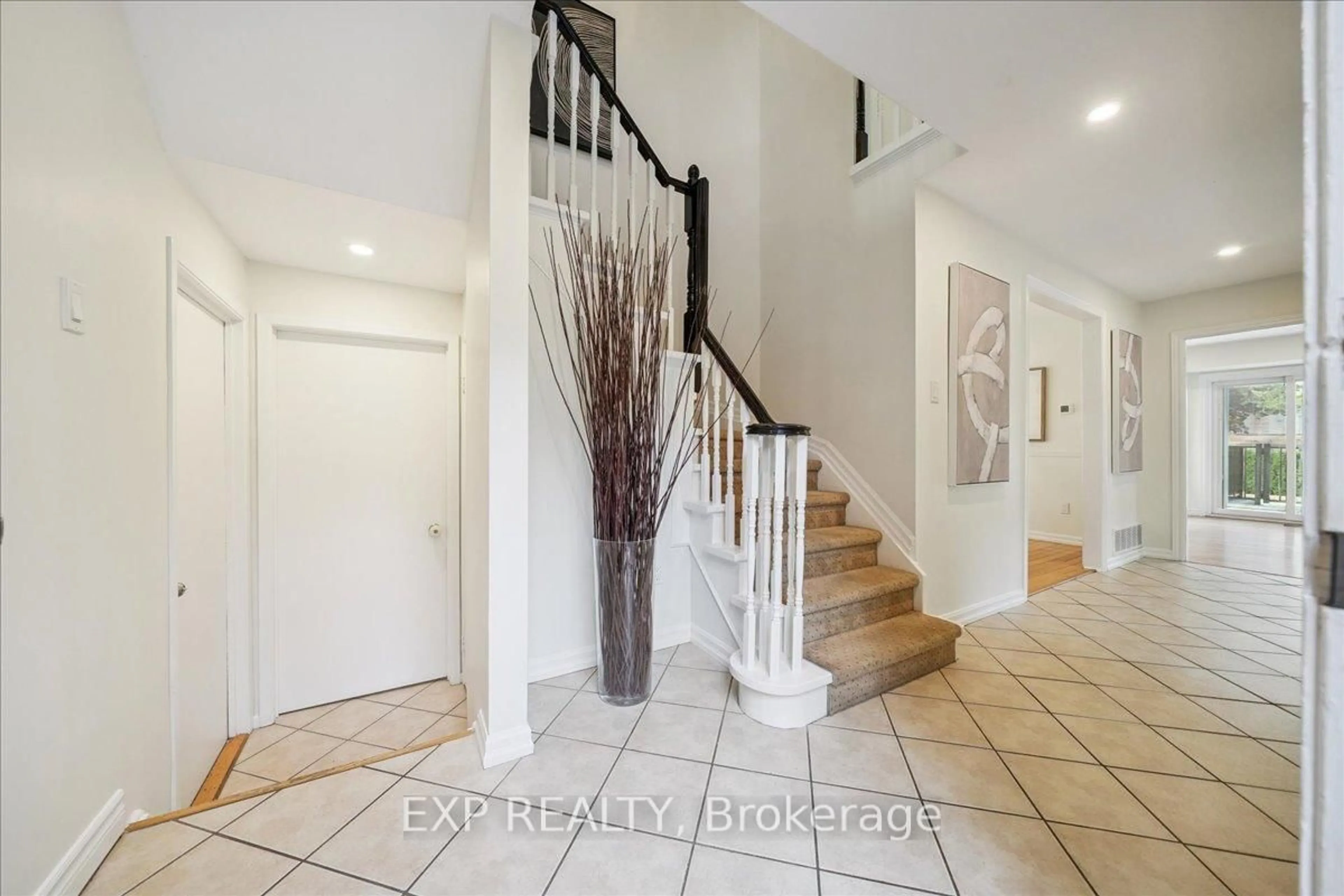Indoor entryway for 1173 Bridlewood Tr, Oakville Ontario L6M 2L3