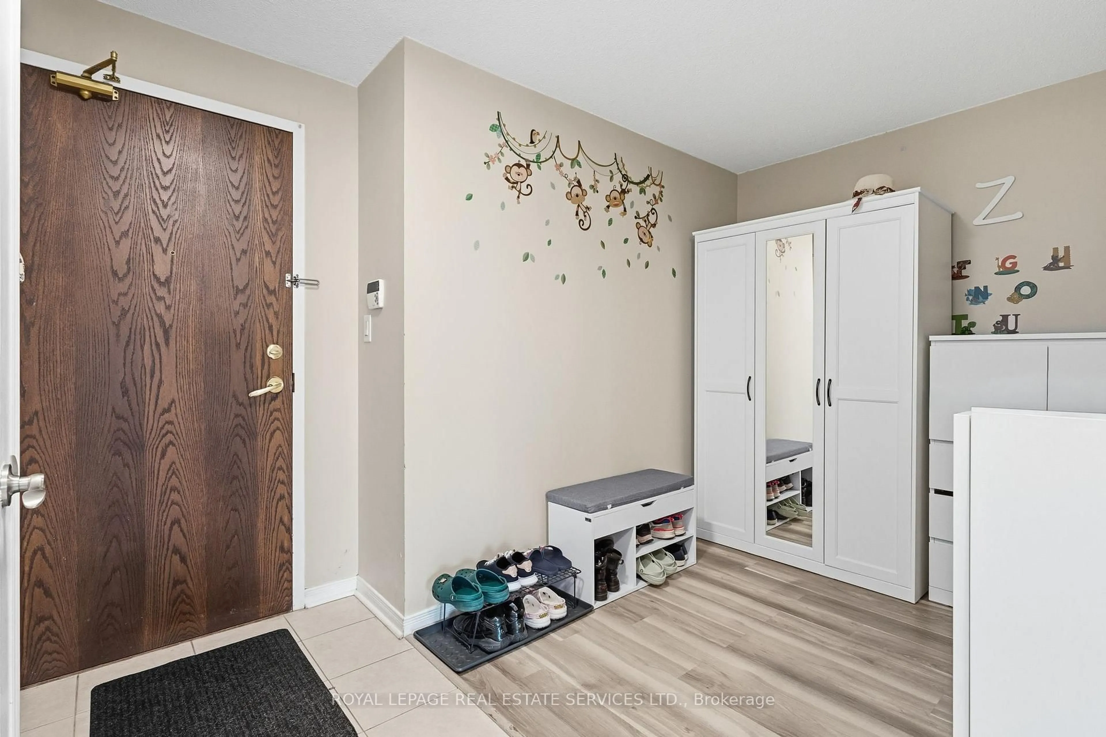 Indoor entryway for 4850 Glen Erin Dr #610, Mississauga Ontario L5M 7S1