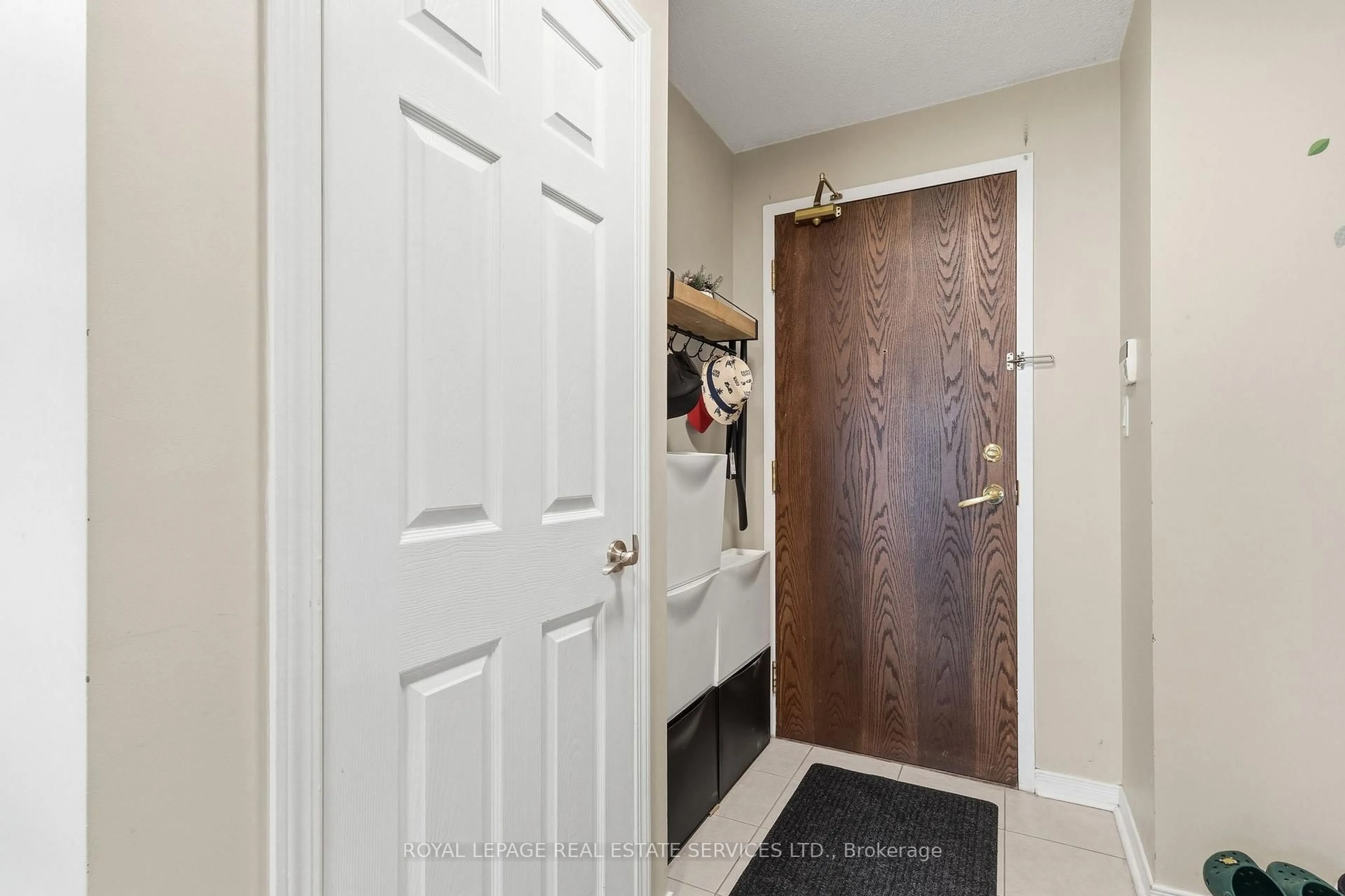 Indoor entryway for 4850 Glen Erin Dr #610, Mississauga Ontario L5M 7S1