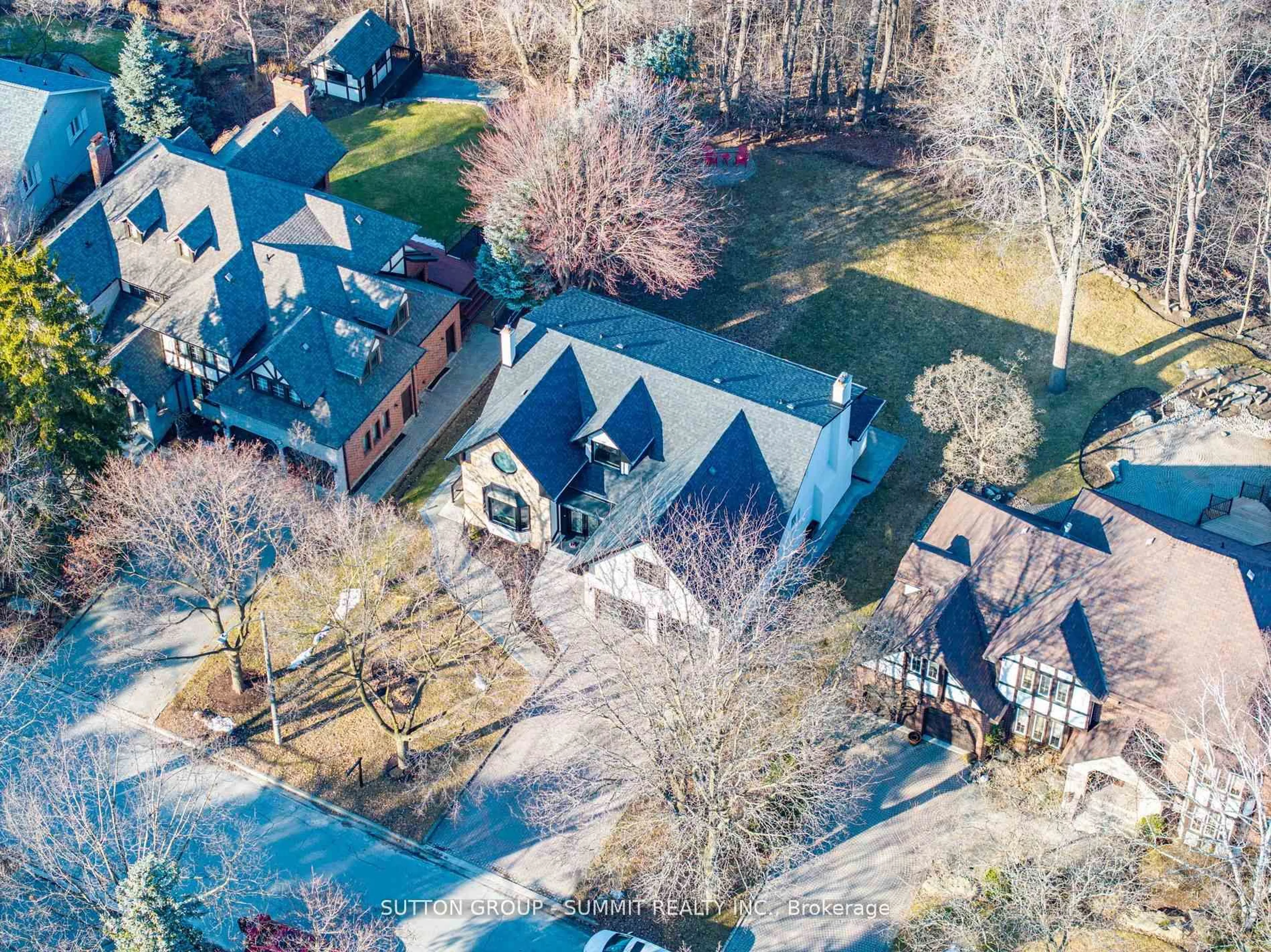 A pic from outside/outdoor area/front of a property/back of a property/a pic from drone, street for 4073 Summit Crt, Mississauga Ontario L5L 3C2