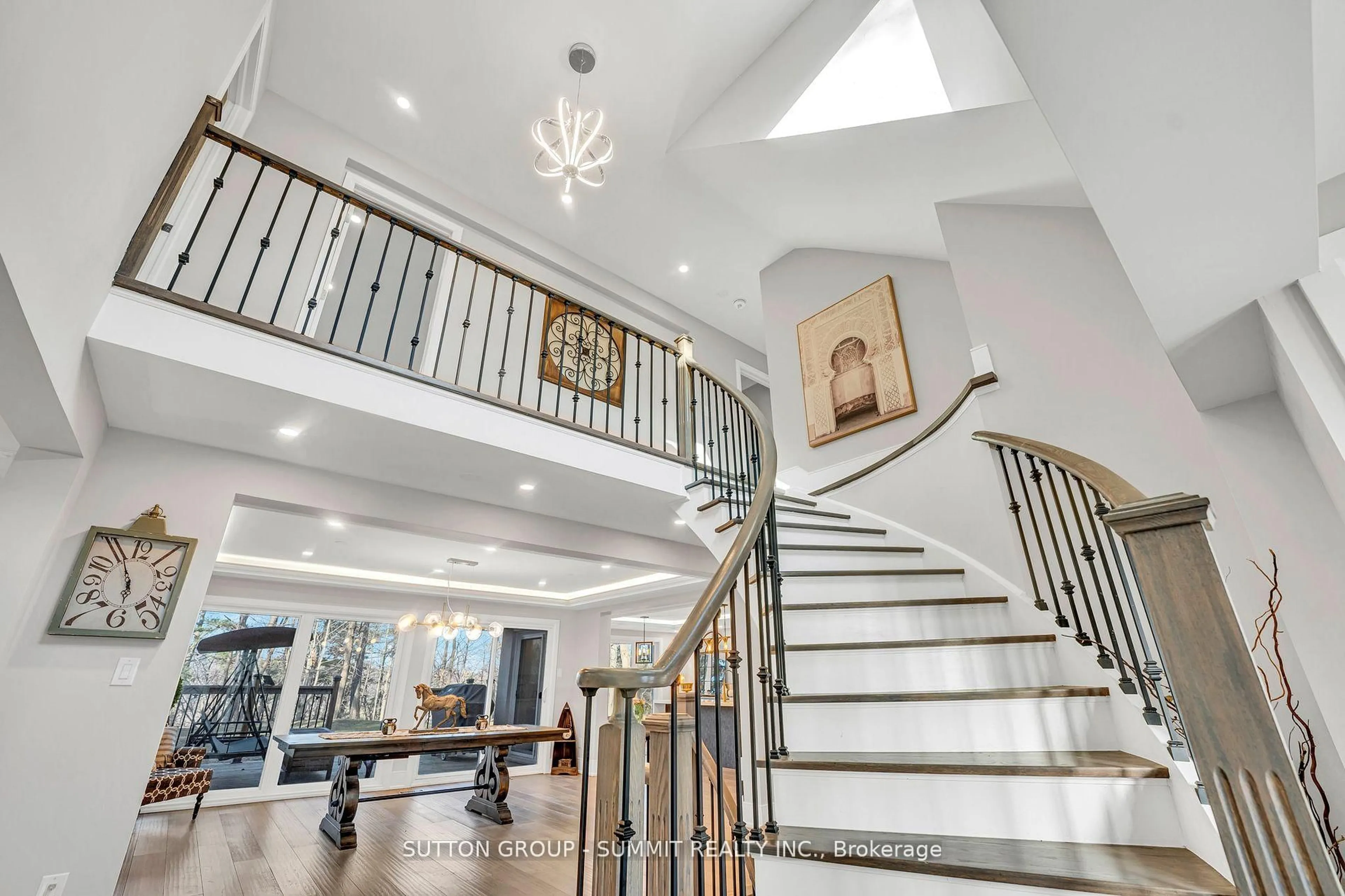 Indoor foyer for 4073 Summit Crt, Mississauga Ontario L5L 3C2