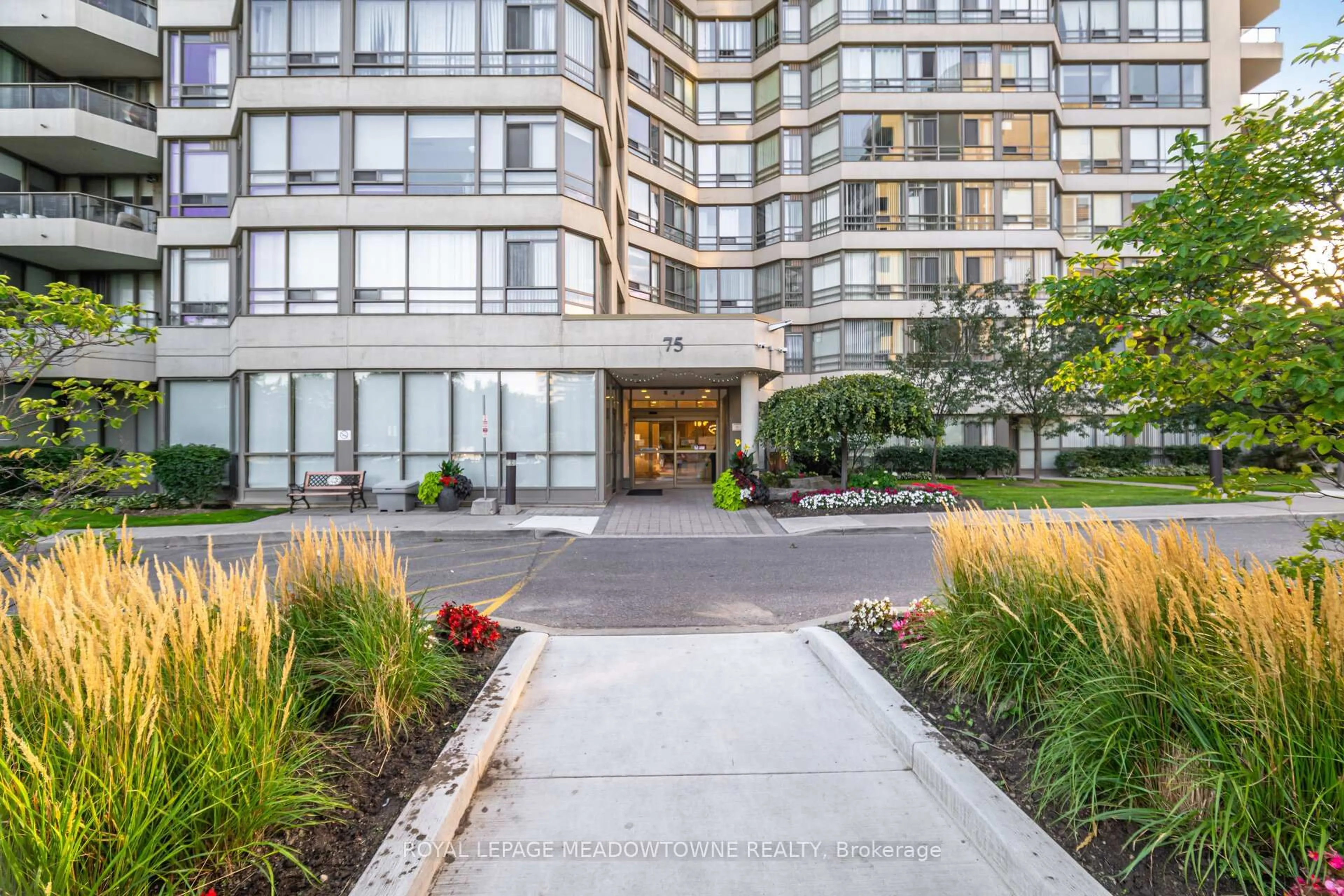 Indoor foyer for 75 King St #406, Mississauga Ontario L5A 4G5