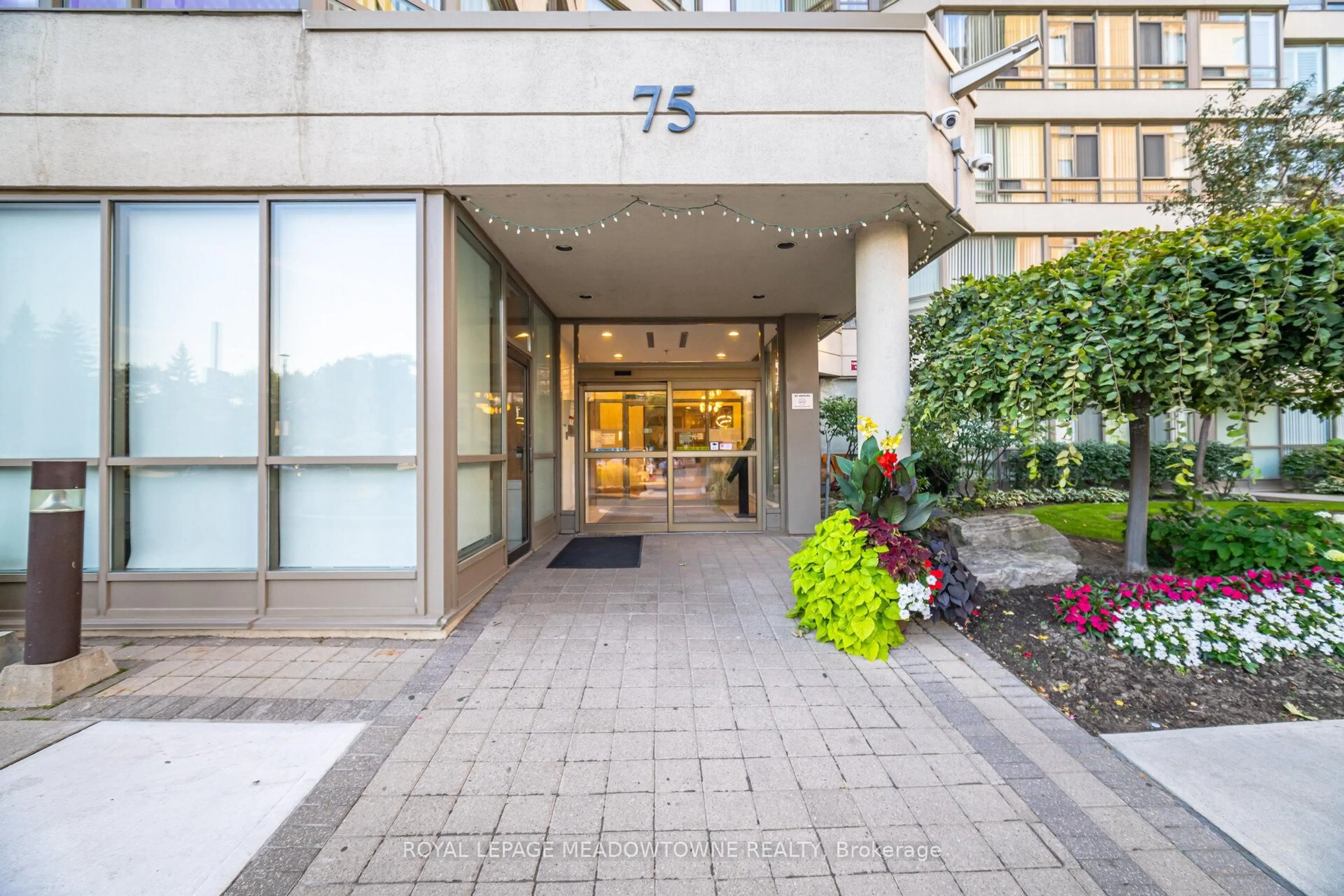 Indoor foyer for 75 King St #406, Mississauga Ontario L5A 4G5