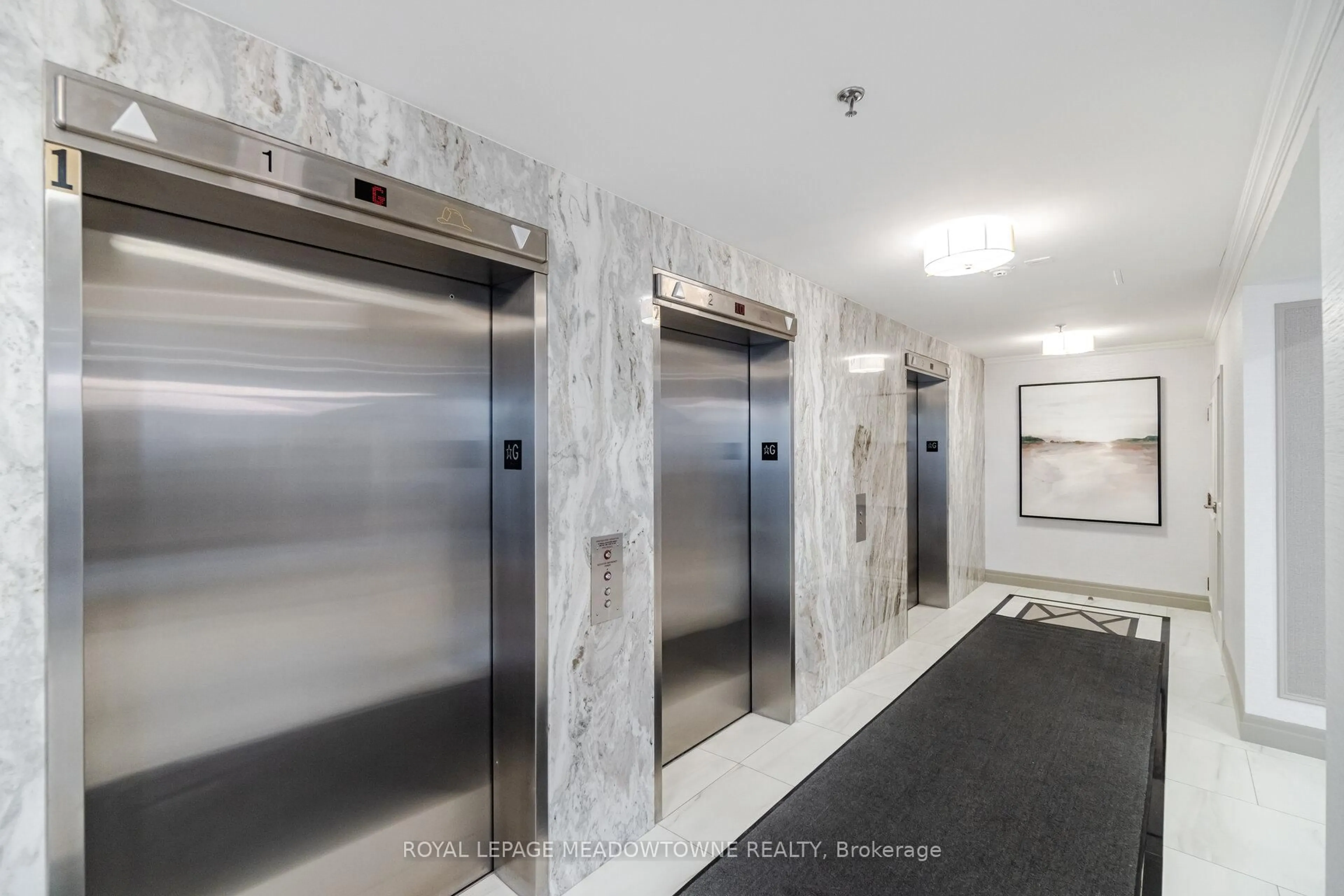 Indoor foyer for 75 King St #406, Mississauga Ontario L5A 4G5