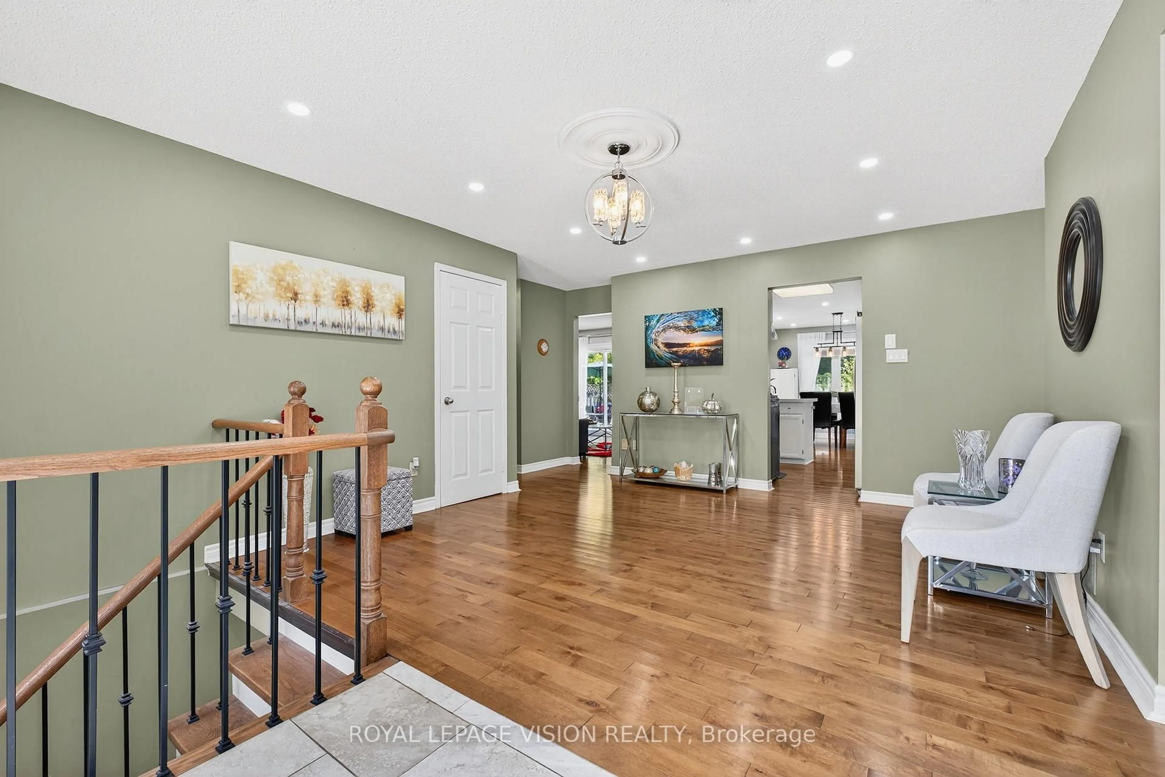 Indoor entryway for 7 Montgomery Sq, Brampton Ontario L6Z 3H3