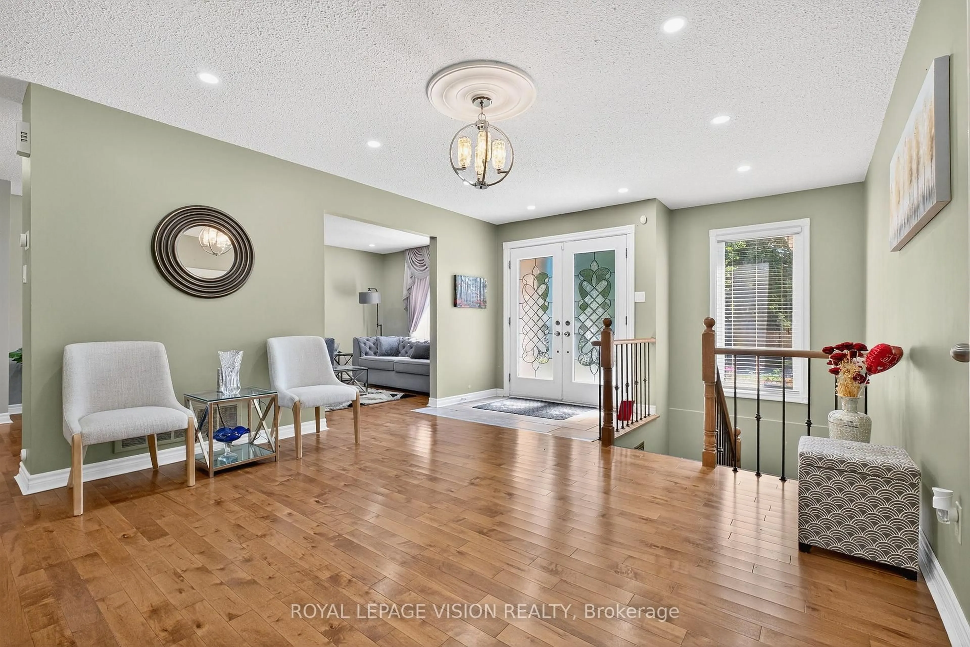 Indoor entryway for 7 Montgomery Sq, Brampton Ontario L6Z 3H3