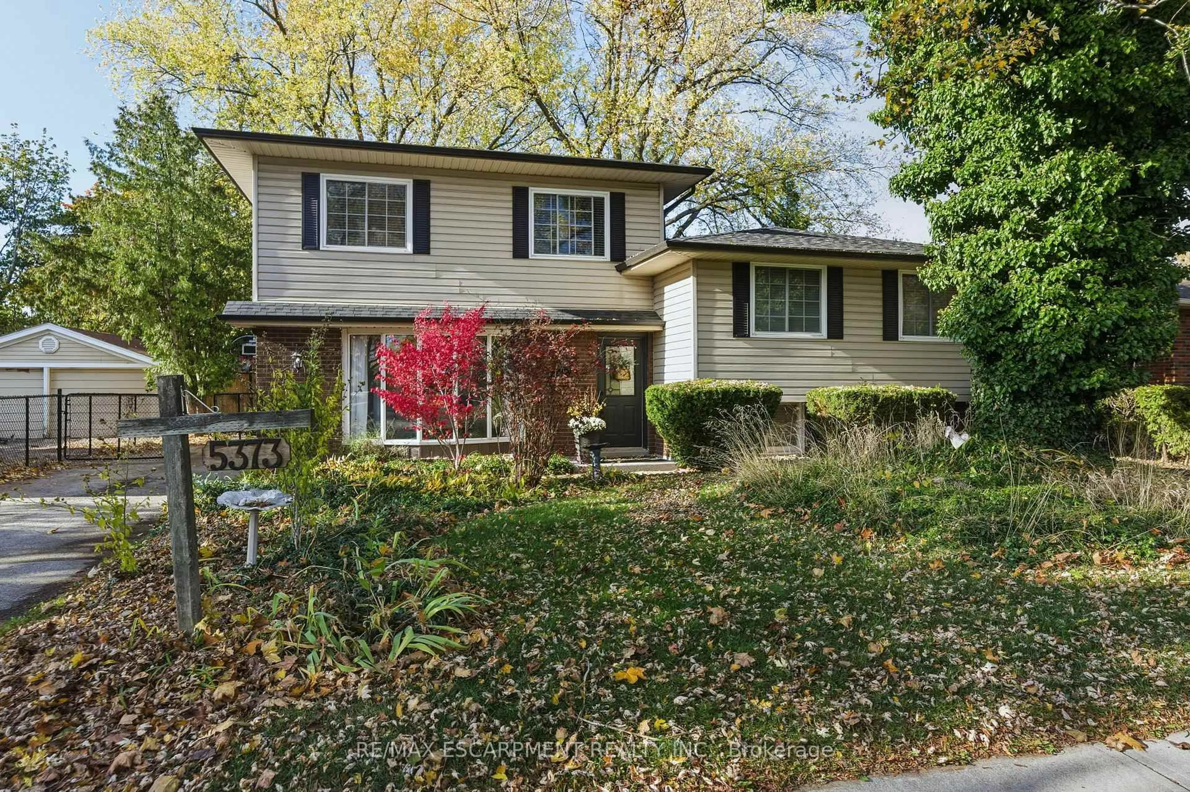 Home with vinyl exterior material, street for 5373 Spruce Ave, Burlington Ontario L7L 1N8