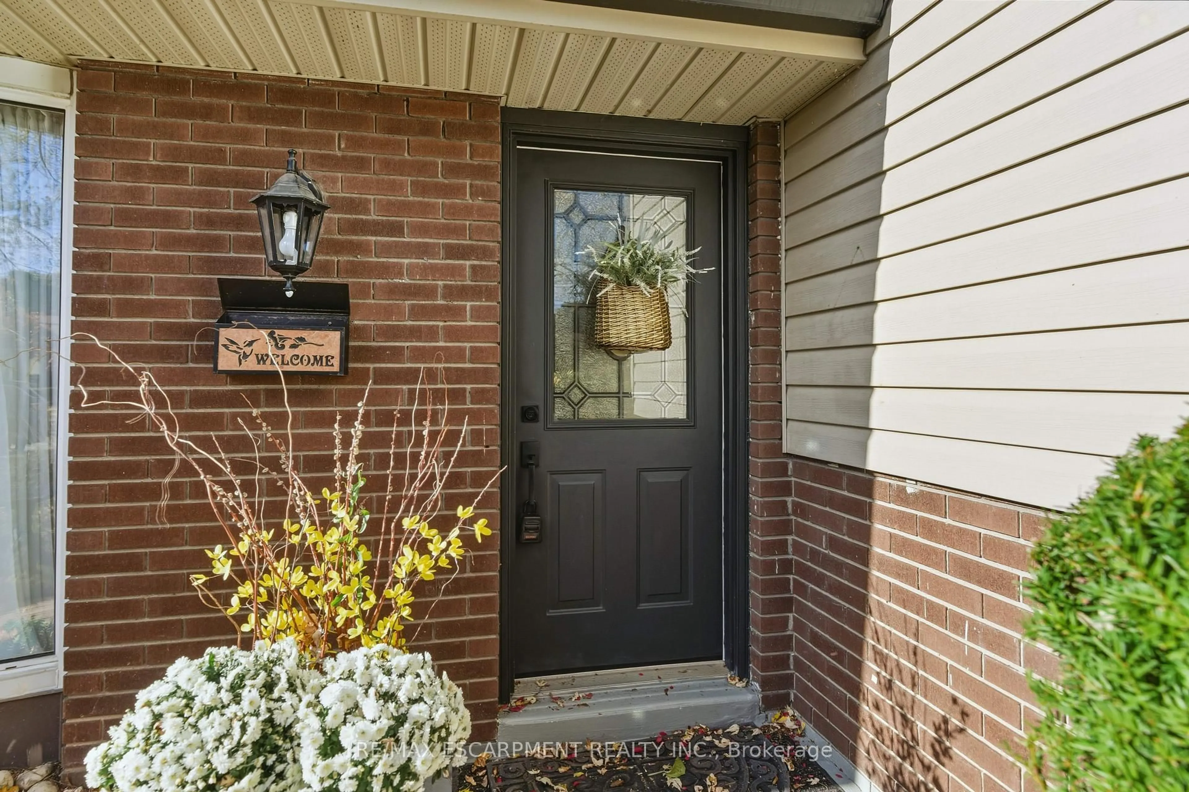 Indoor entryway for 5373 Spruce Ave, Burlington Ontario L7L 1N8