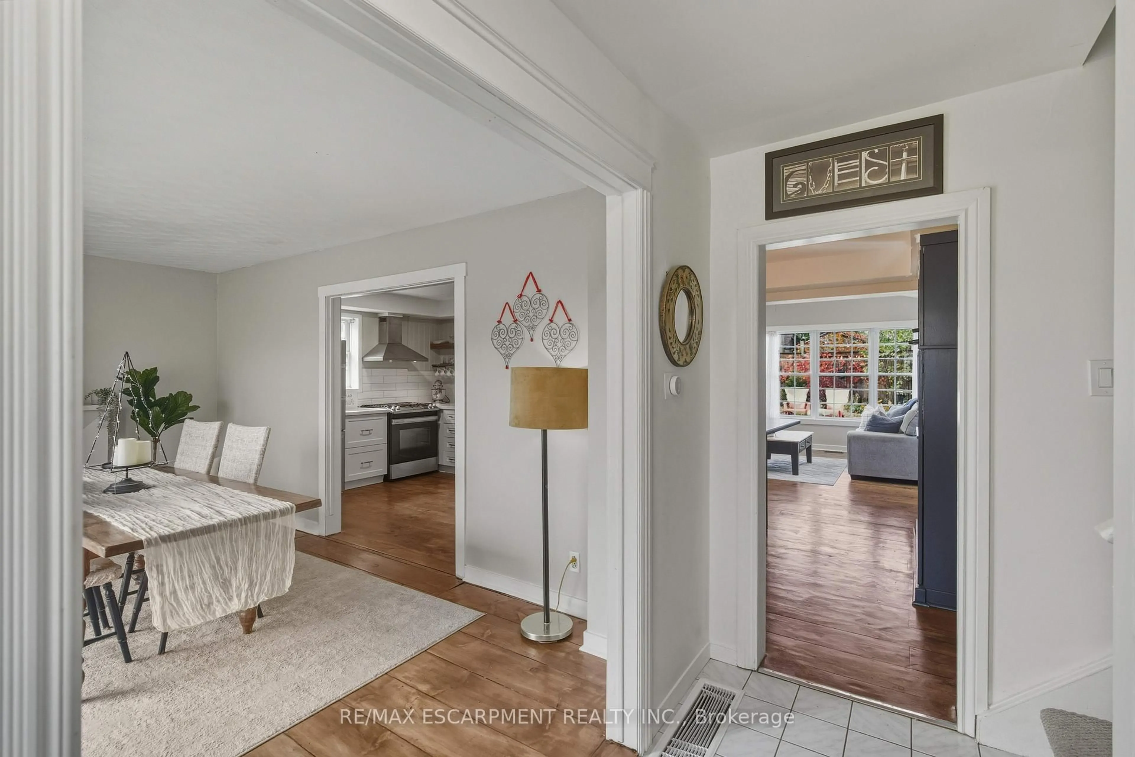 Indoor entryway for 5373 Spruce Ave, Burlington Ontario L7L 1N8