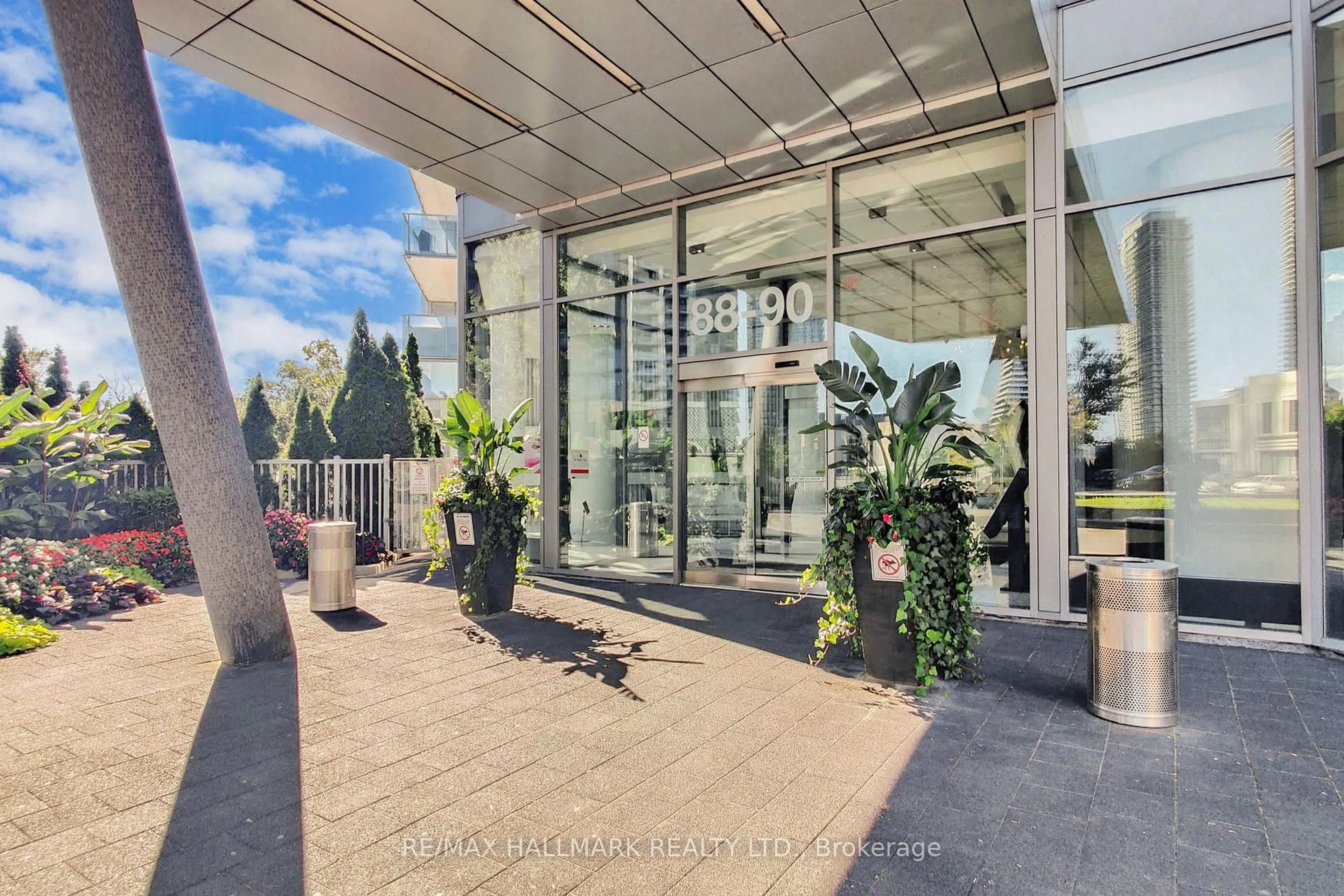 Indoor foyer for 90 Park Lawn Rd #608, Toronto Ontario M8Y 0B6