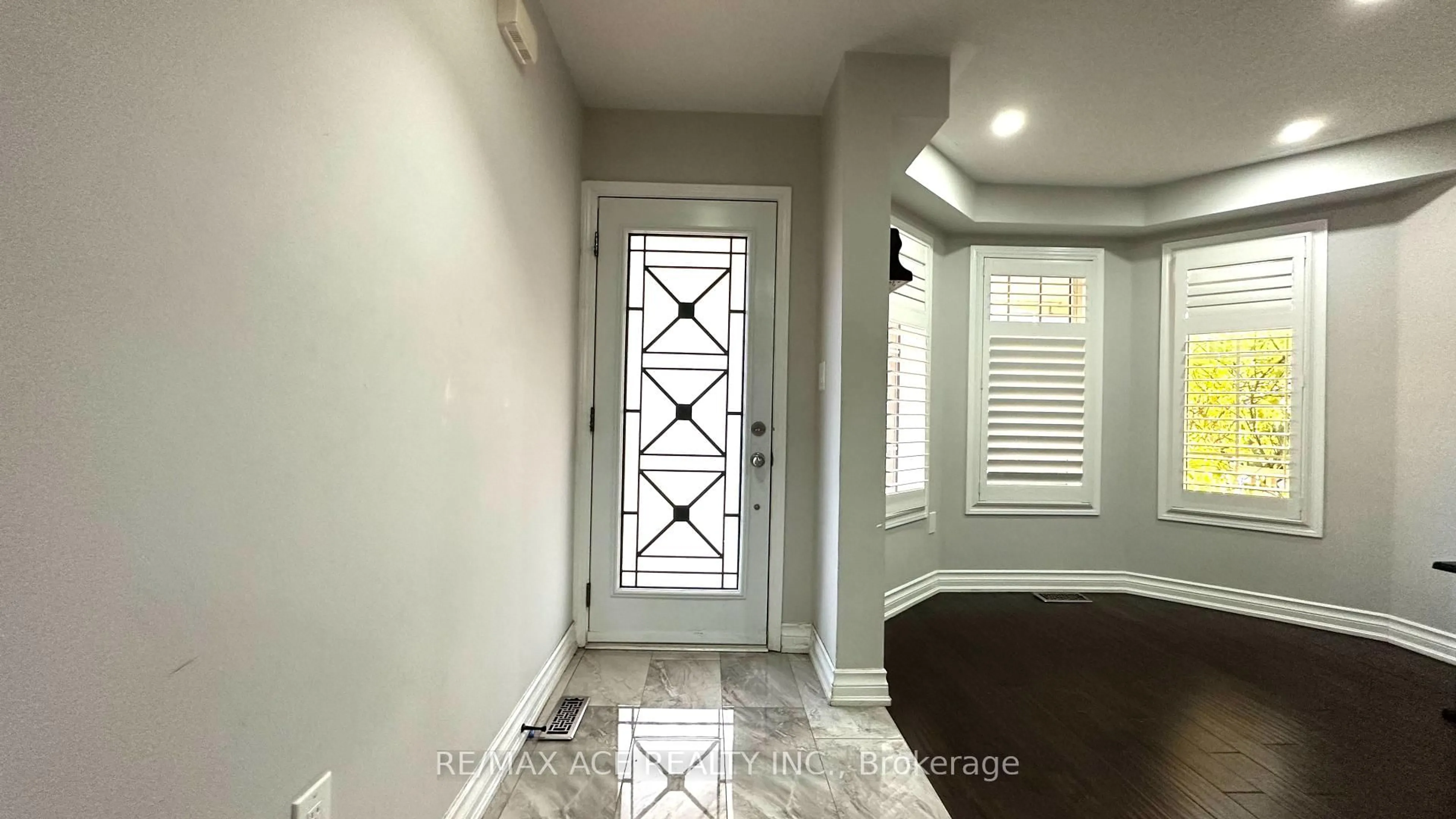 Indoor entryway for 20 Ponymeadow Way, Brampton Ontario L6X 0M3