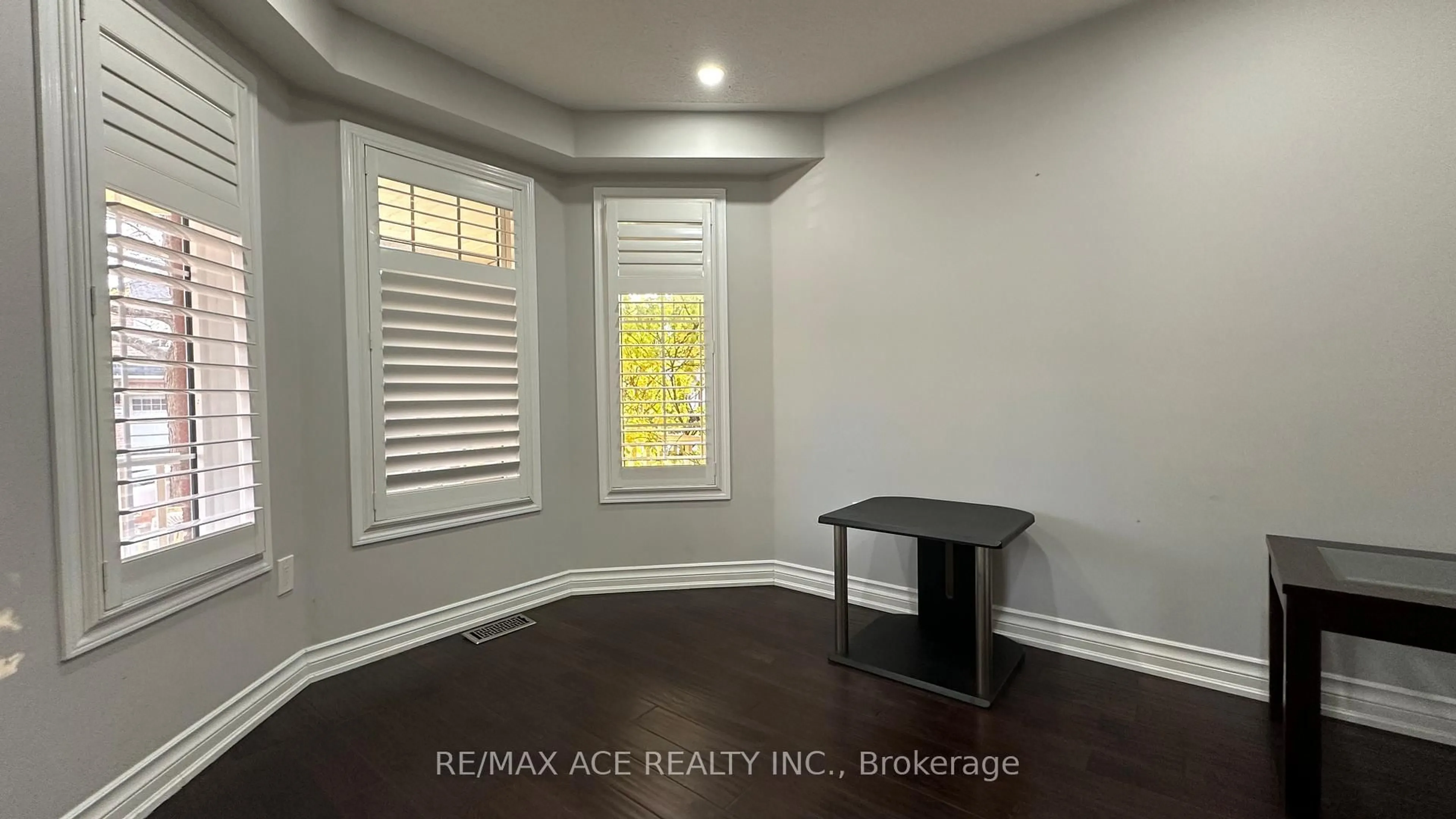 A pic of a room for 20 Ponymeadow Way, Brampton Ontario L6X 0M3