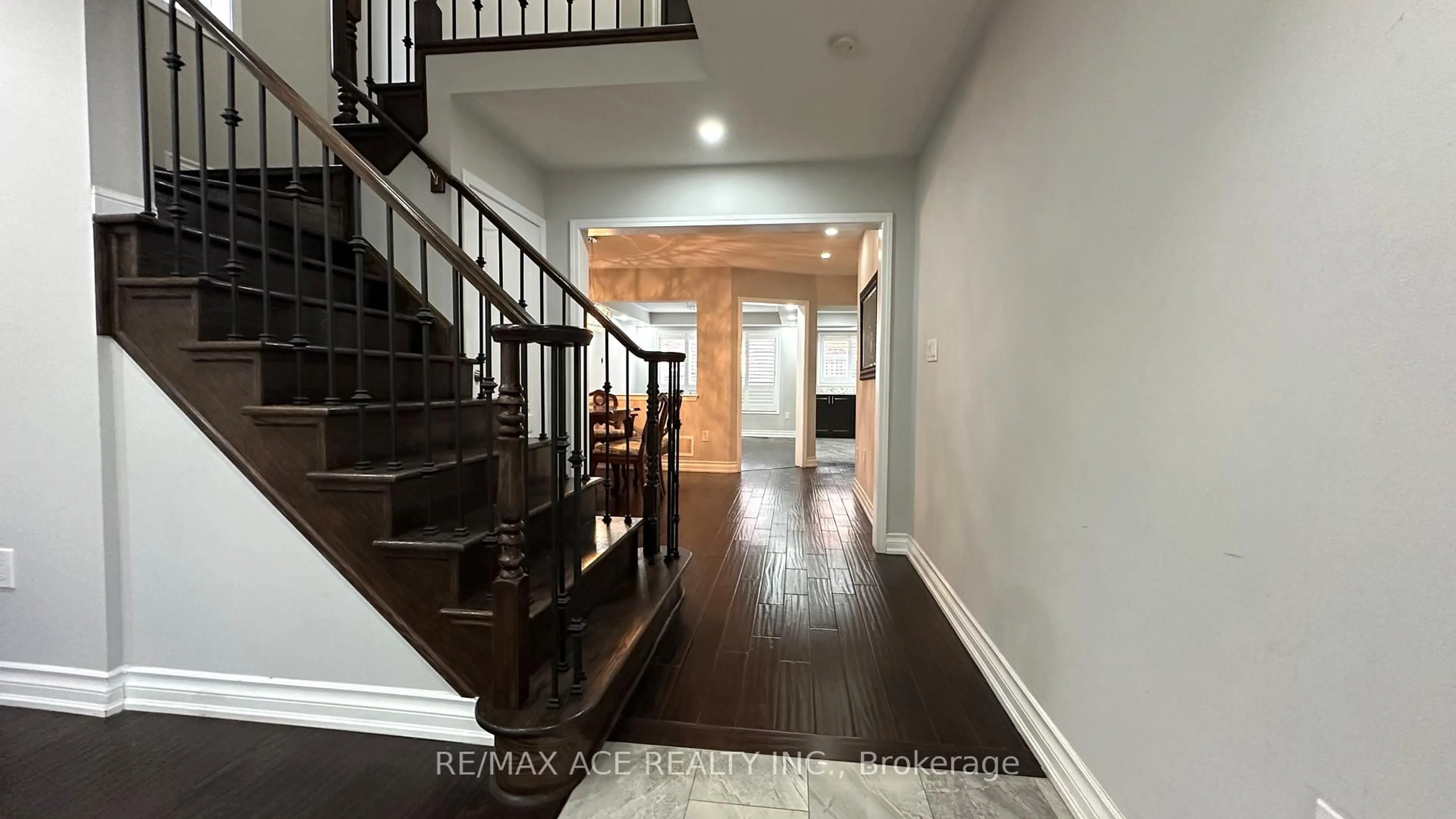 Indoor entryway for 20 Ponymeadow Way, Brampton Ontario L6X 0M3