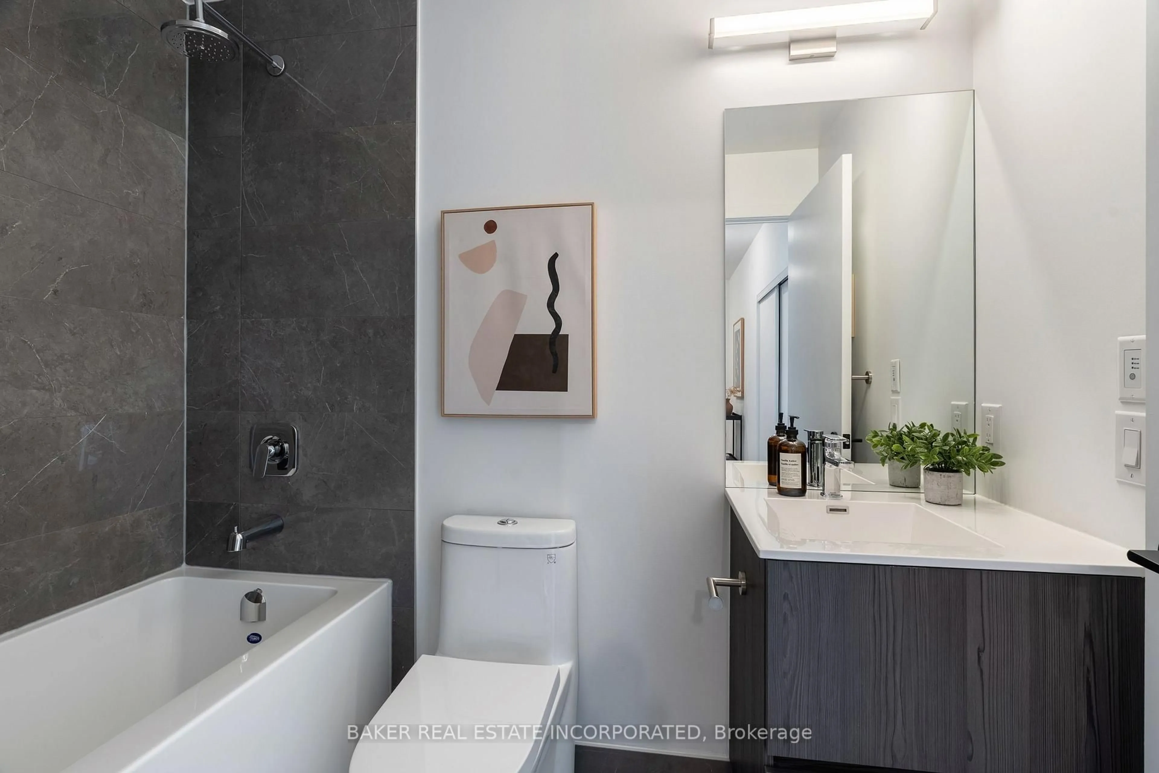 Contemporary bathroom, ceramic/tile floor for 220 Missinnihe Way #1205, Mississauga Ontario L5H 0A9