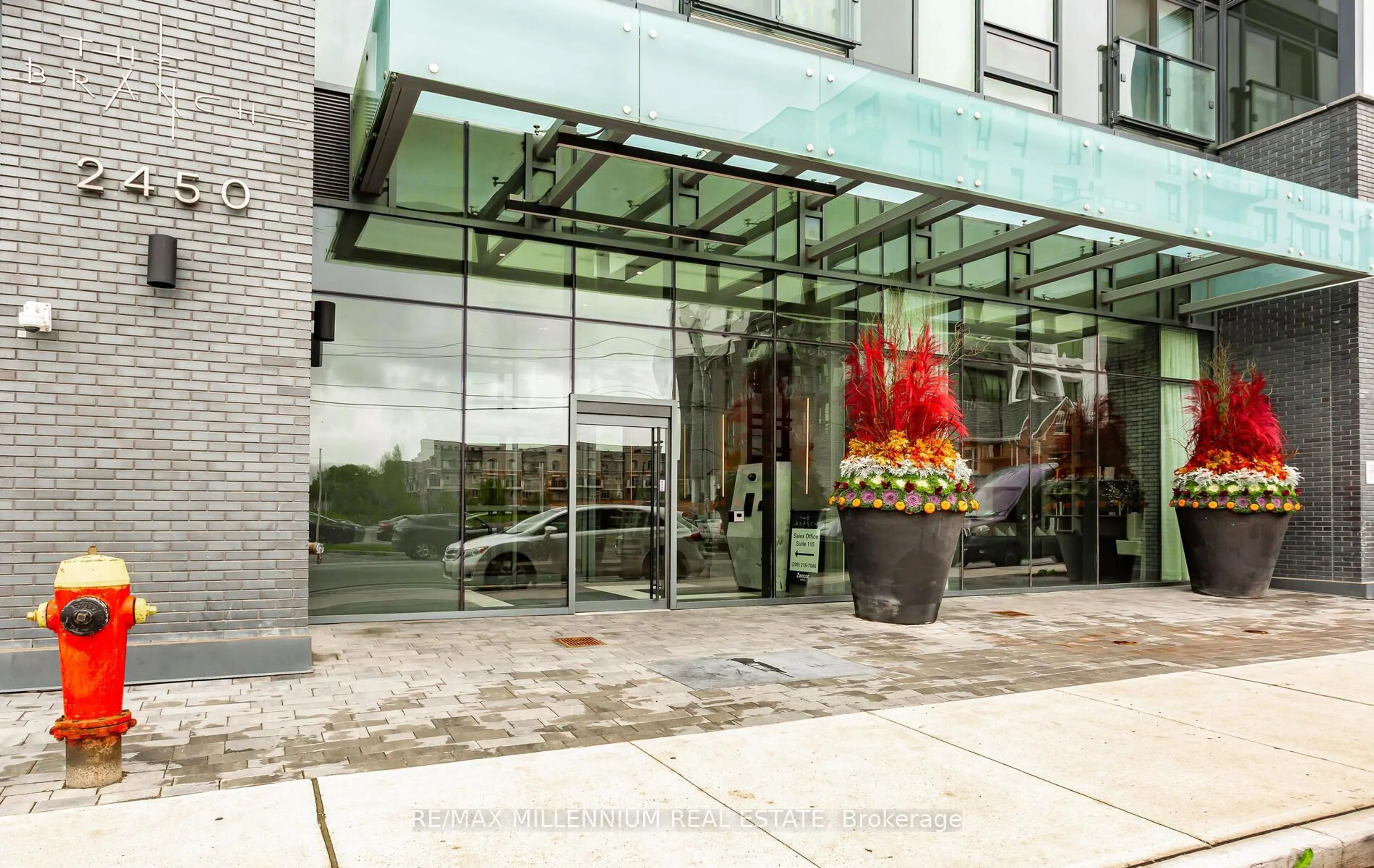 Indoor foyer for 2450 Old Bronte Rd #538, Oakville Ontario L6M 5P6