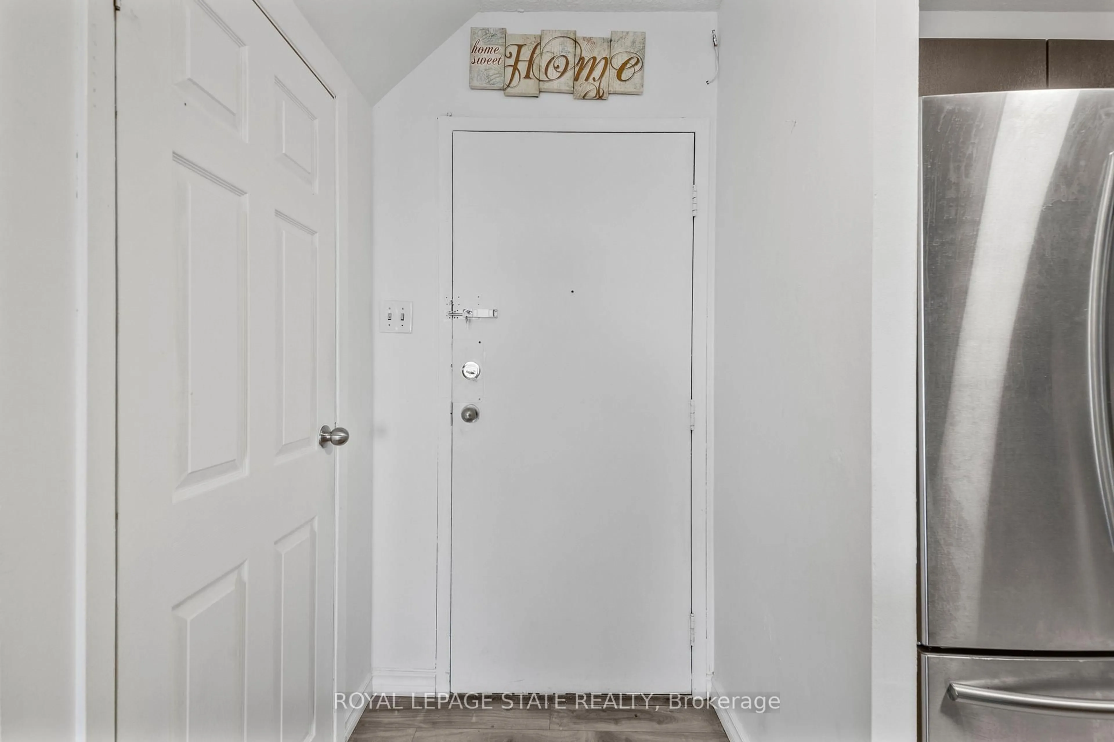 Indoor entryway for 1050 Stainton Dr #308, Mississauga Ontario L5C 2T7
