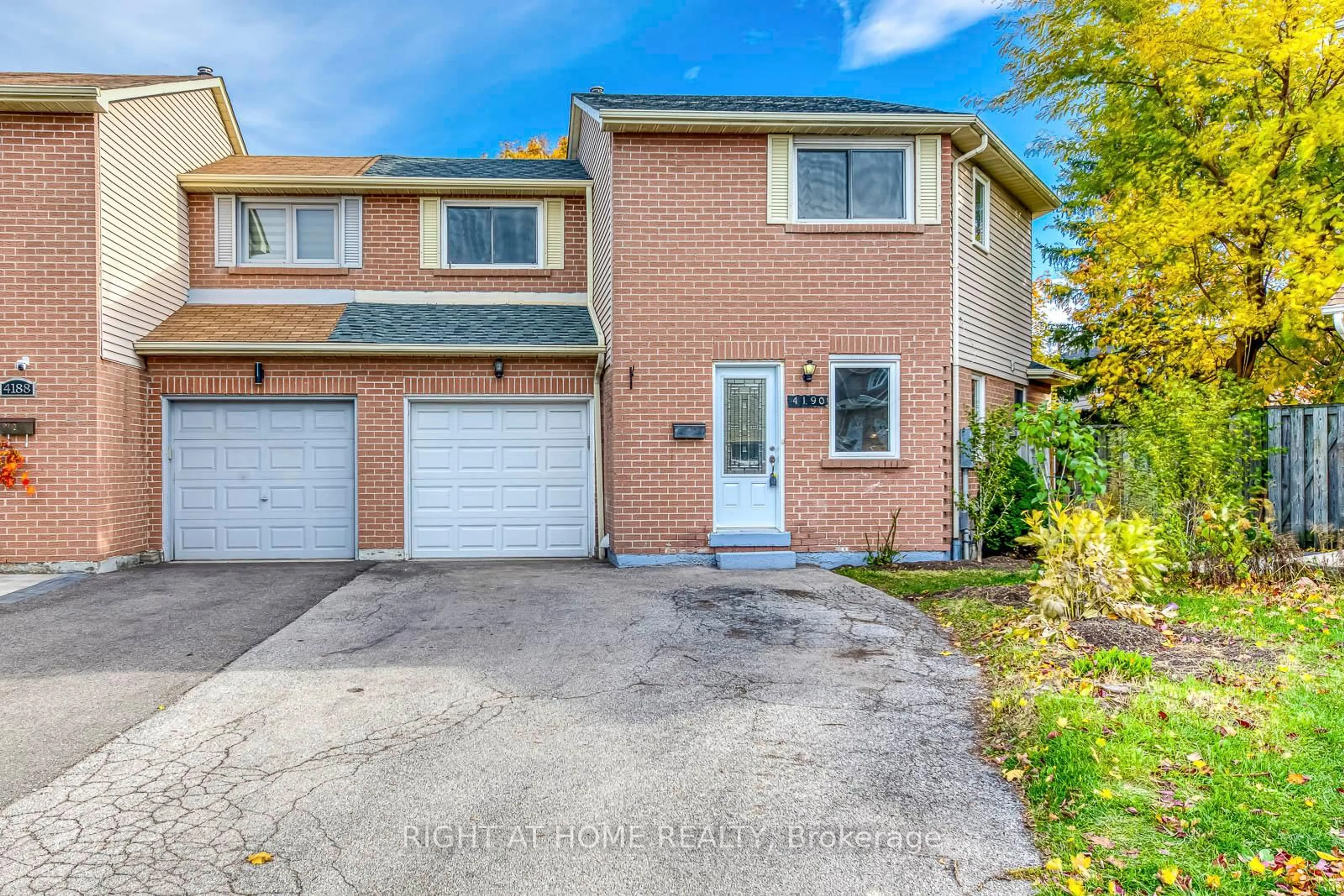 Home with brick exterior material, street for 4190 Squire Crt, Mississauga Ontario L5B 2Y3